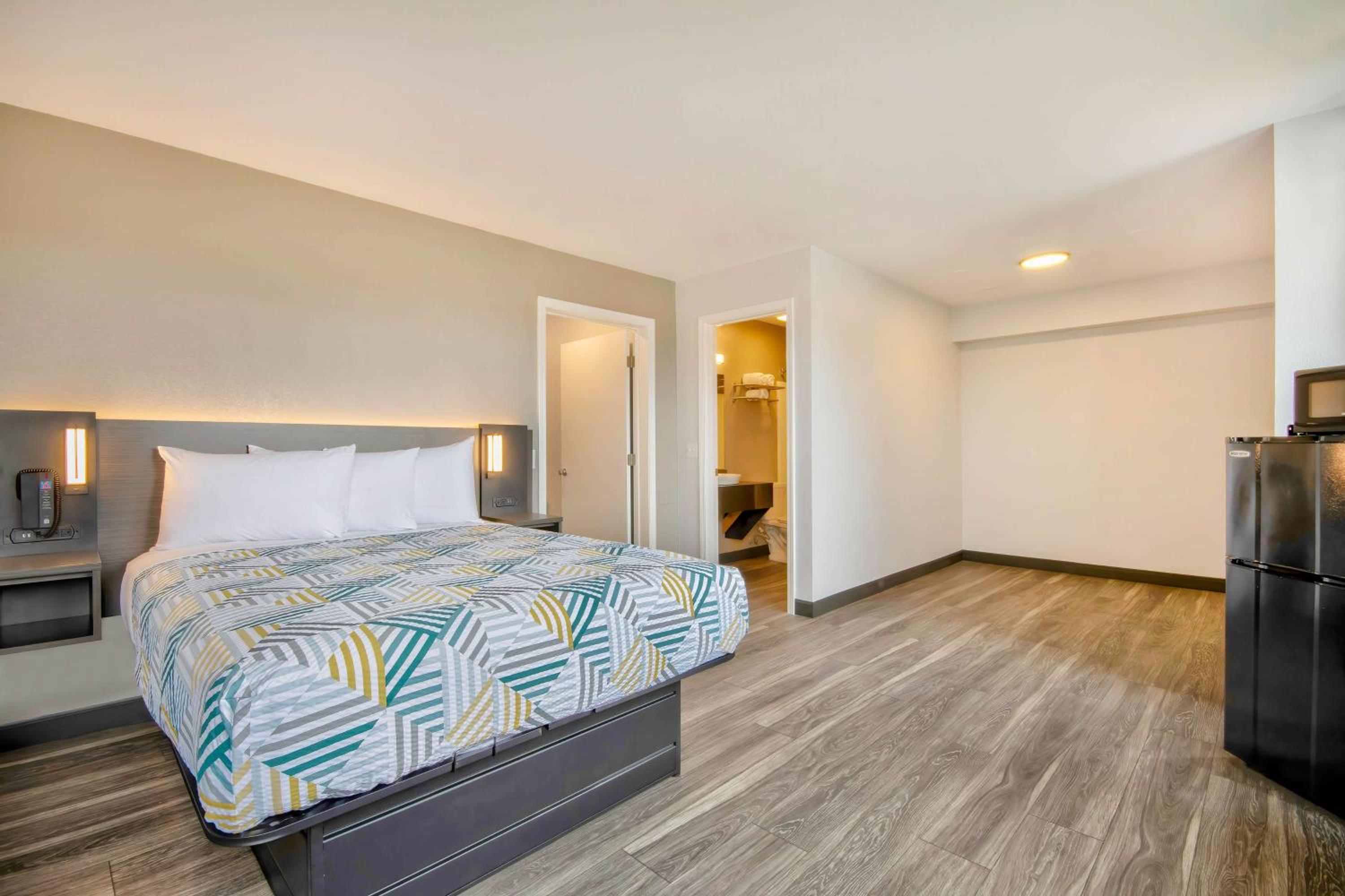 Marina Vacations - Motel 6-Marina, CA - Monterey - Property Image 3