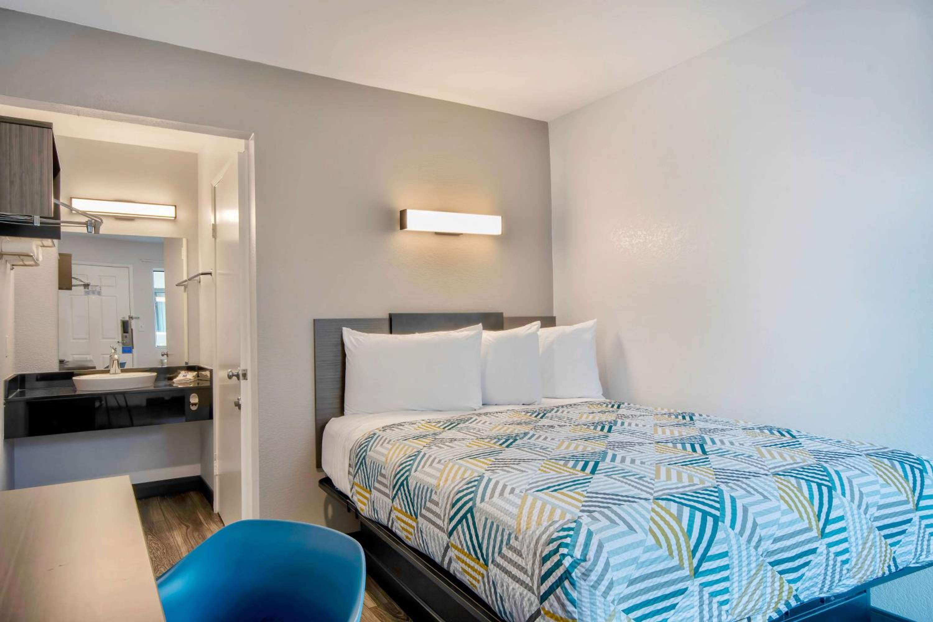 Marina Vacations - Motel 6-Marina, CA - Monterey - Property Image 4