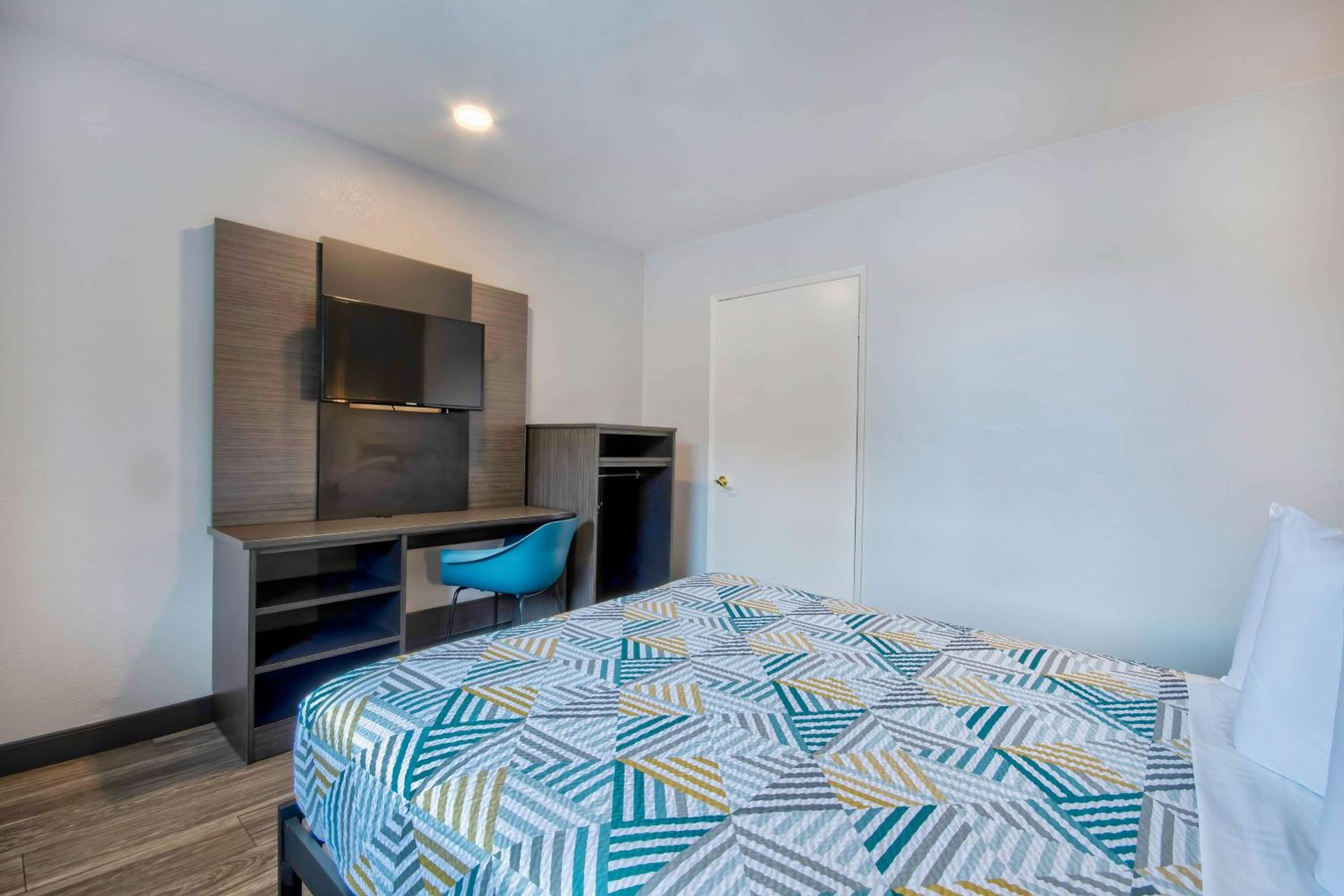 Marina Vacations - Motel 6-Marina, CA - Monterey - Property Image 6