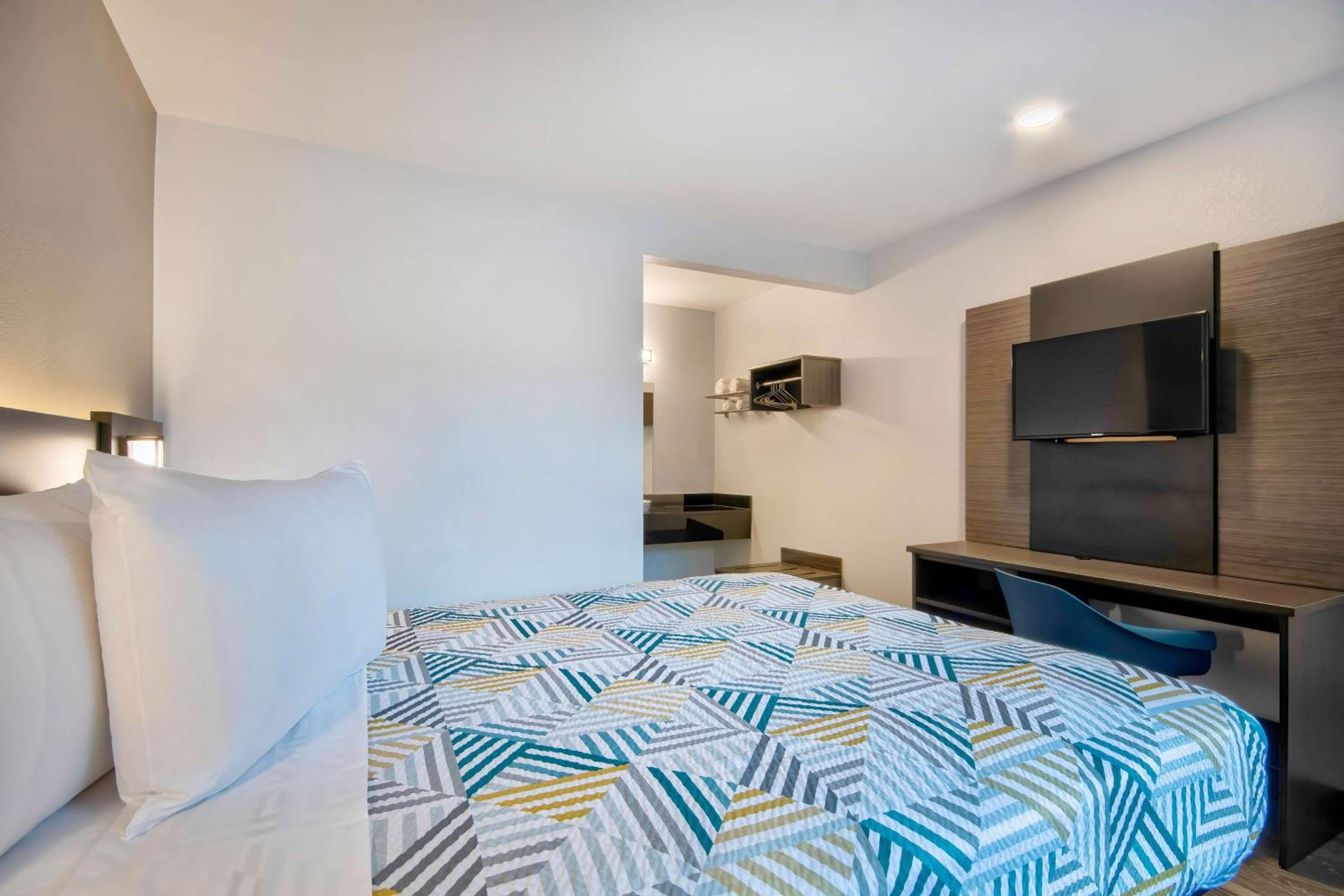 Marina Vacations - Motel 6-Marina, CA - Monterey - Property Image 8