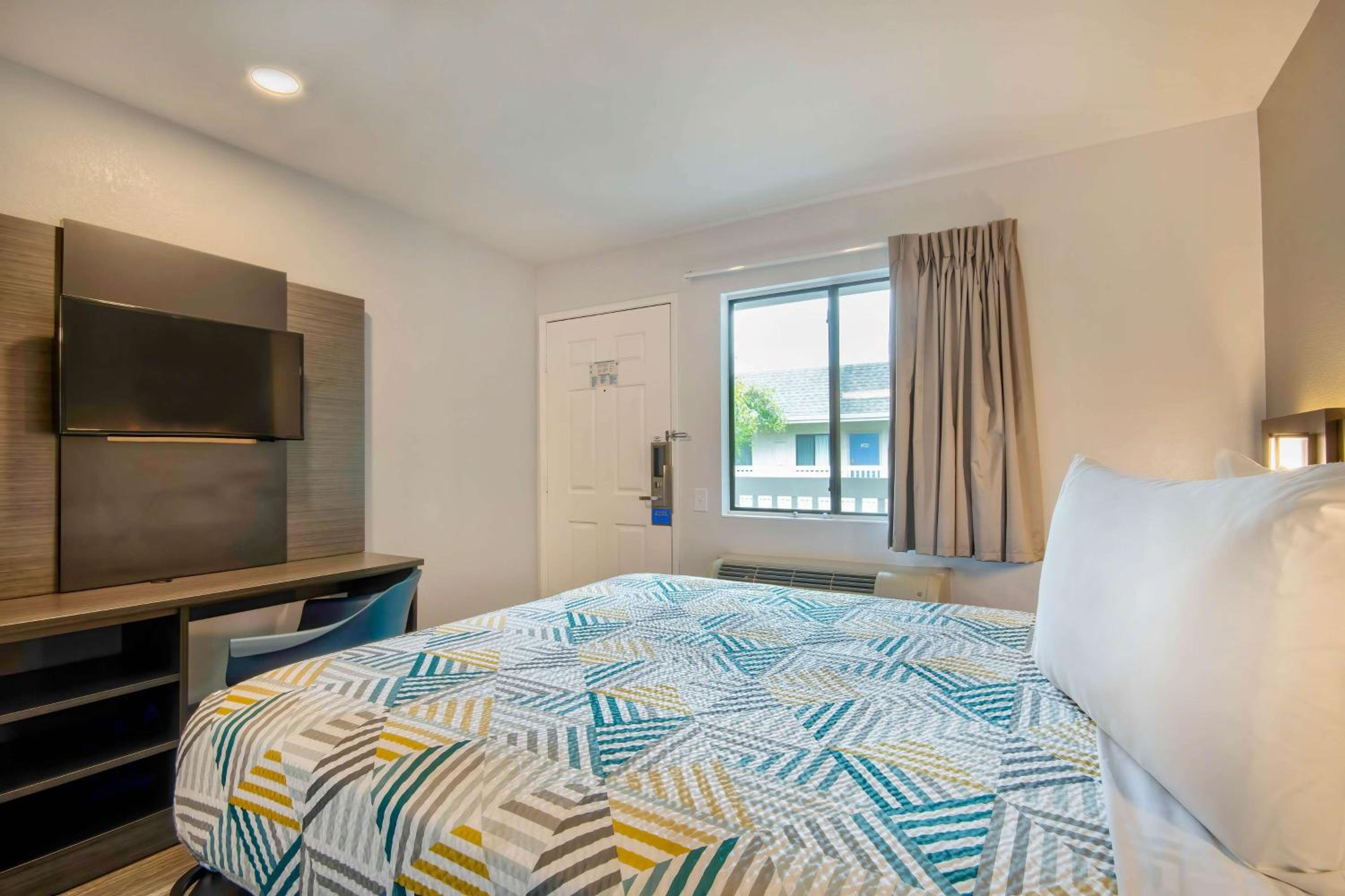 Marina Vacations - Motel 6-Marina, CA - Monterey - Property Image 9