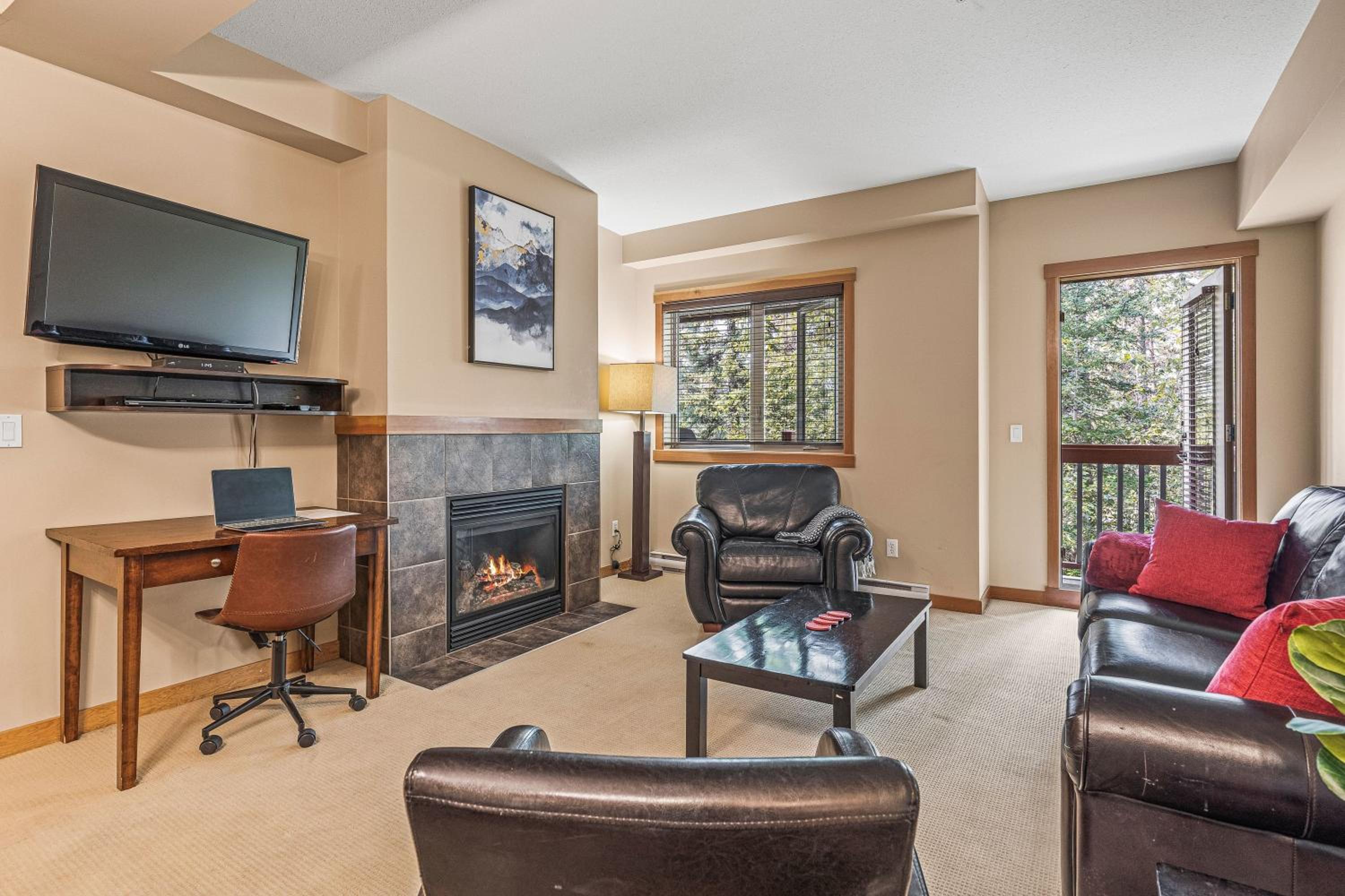 Spacious King Bed with Pool & Hot Tubs