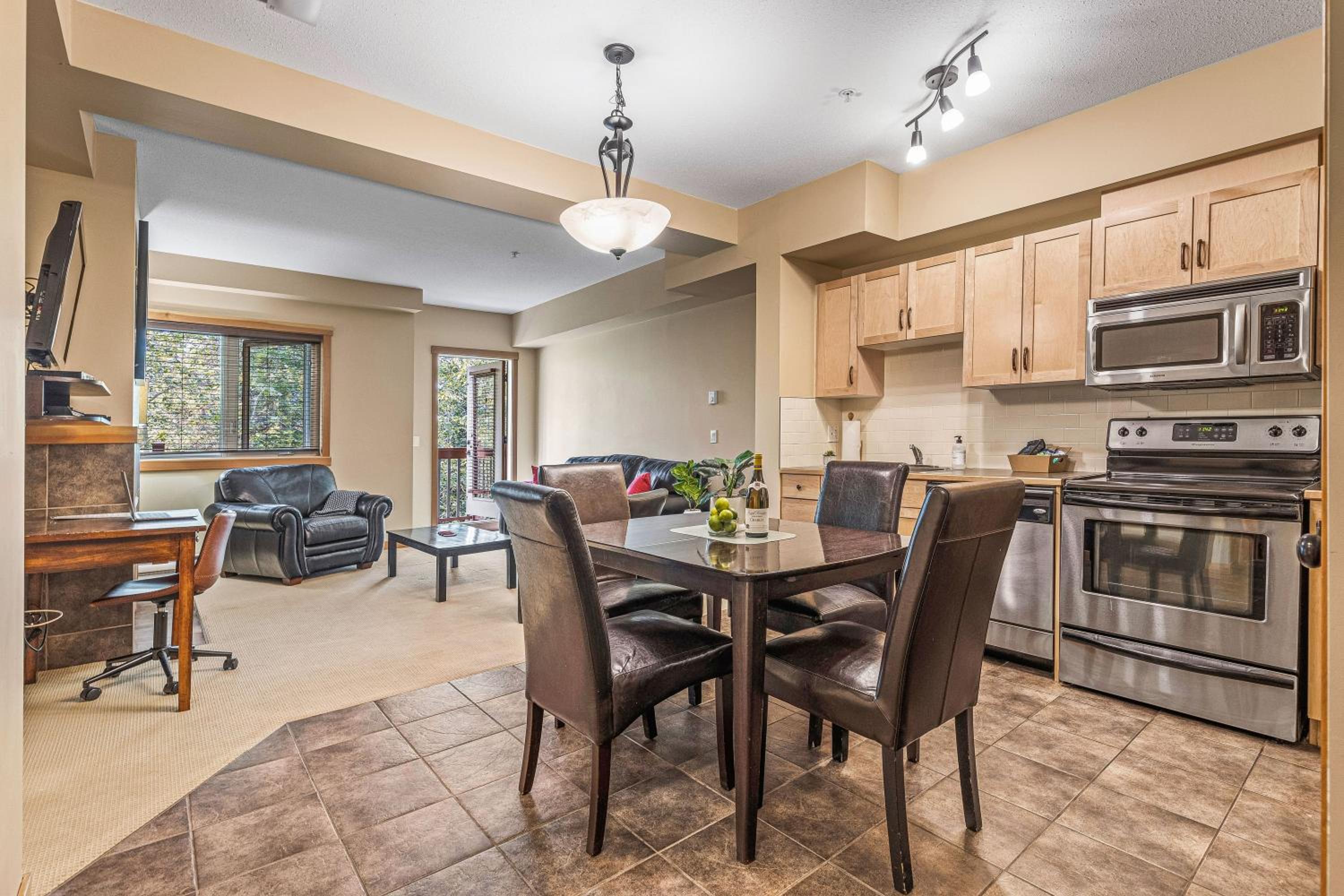 Spacious King Bed with Pool & Hot Tubs