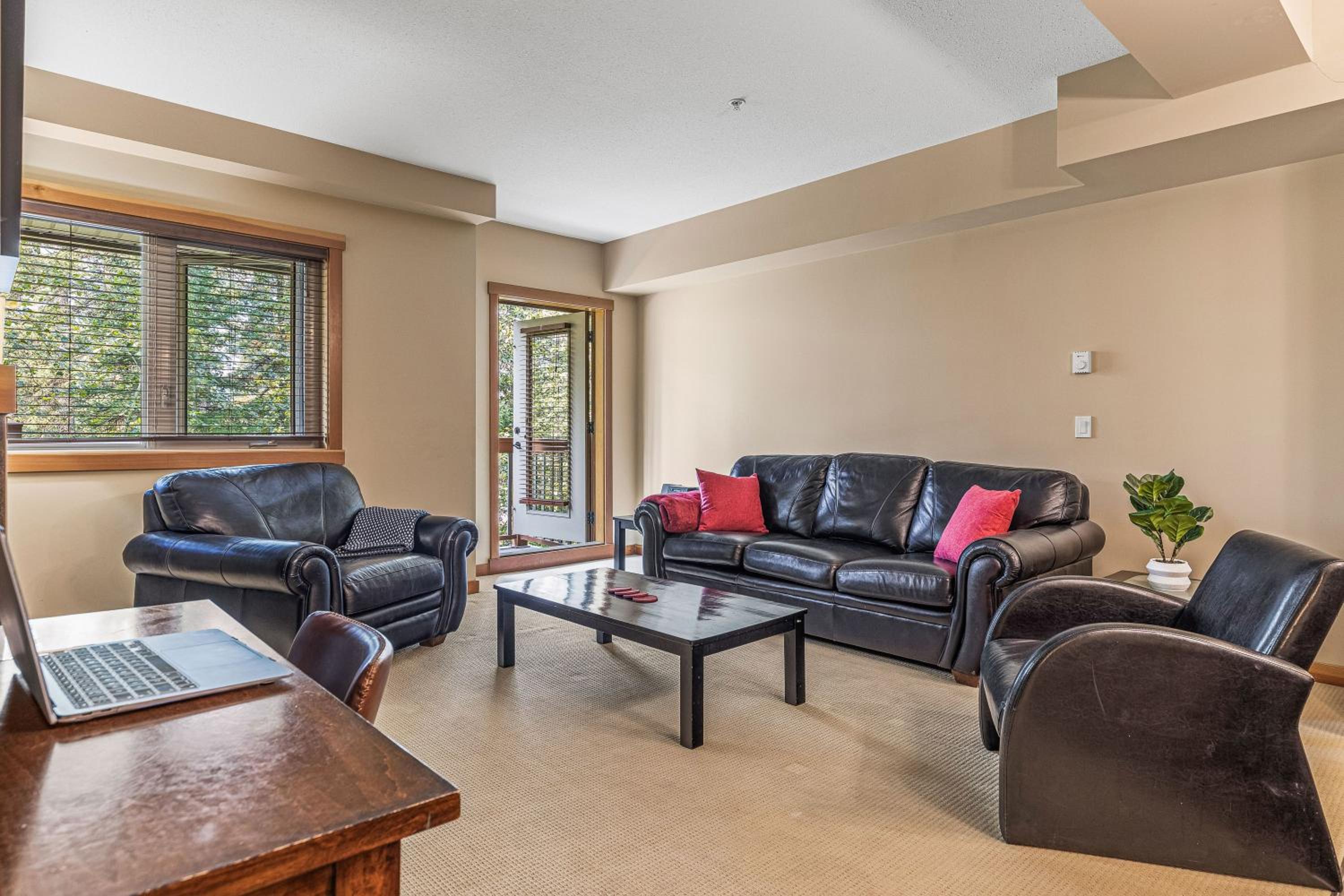 Spacious King Bed with Pool & Hot Tubs
