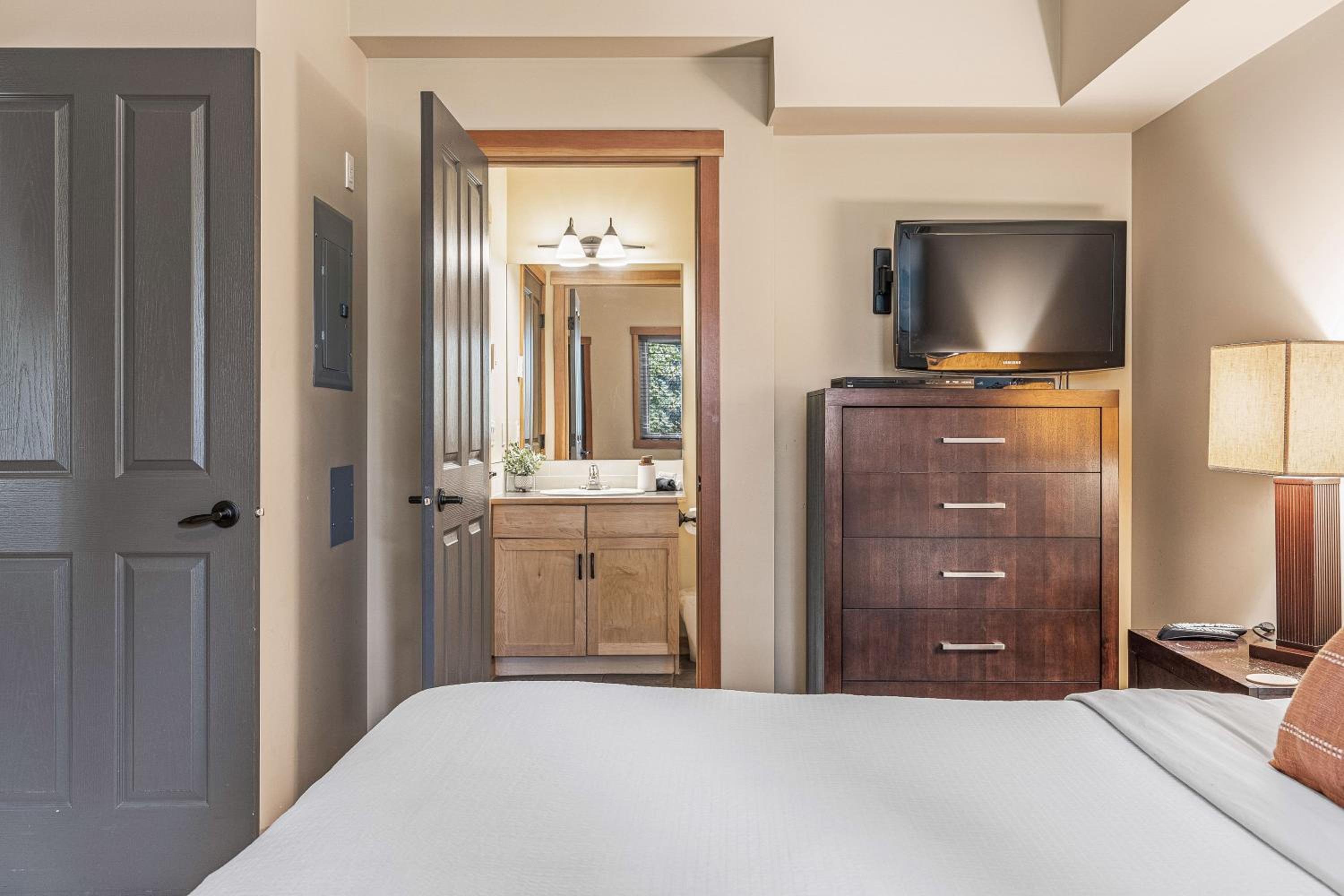Spacious King Bed with Pool & Hot Tubs