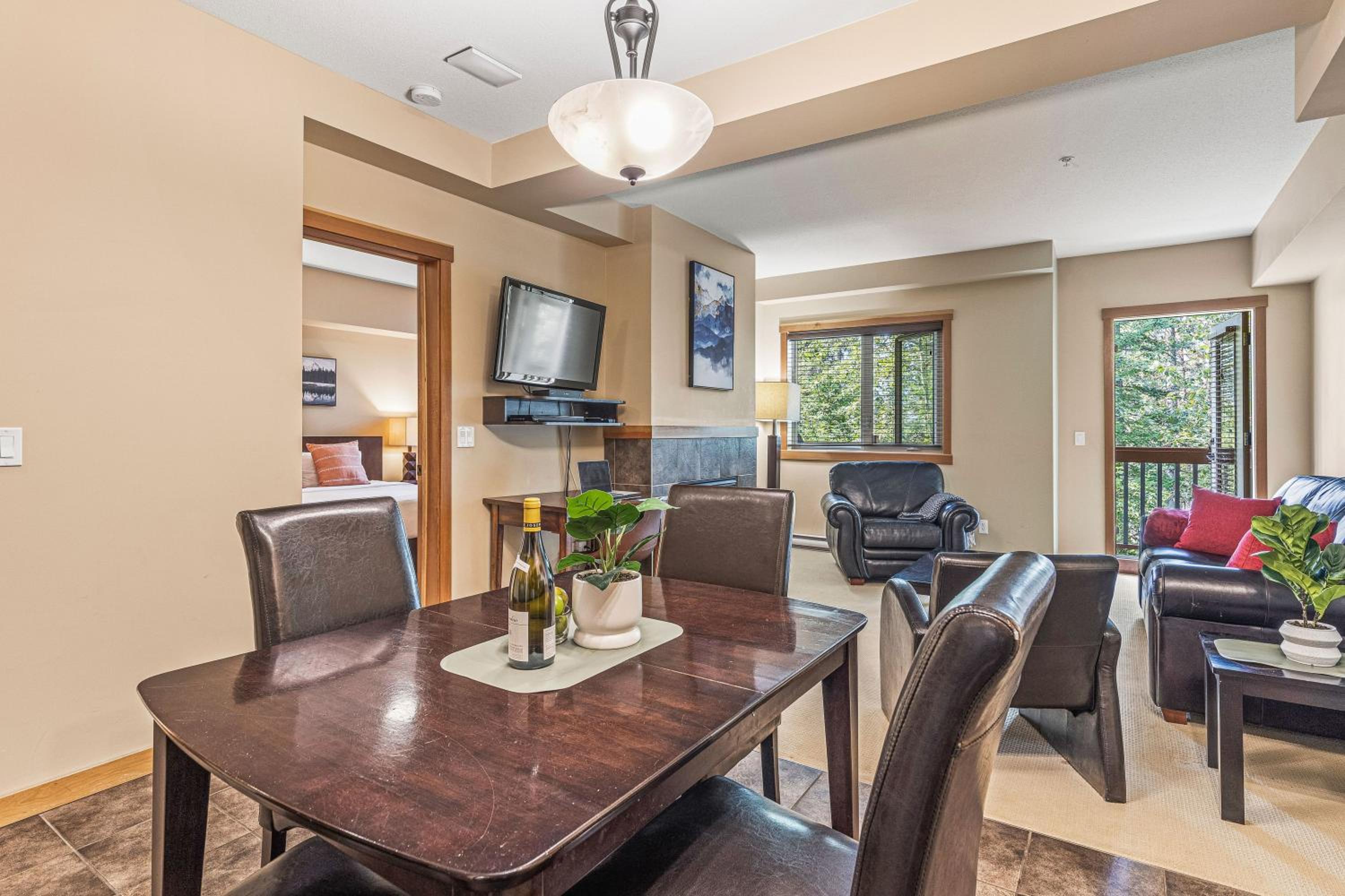 Spacious King Bed with Pool & Hot Tubs