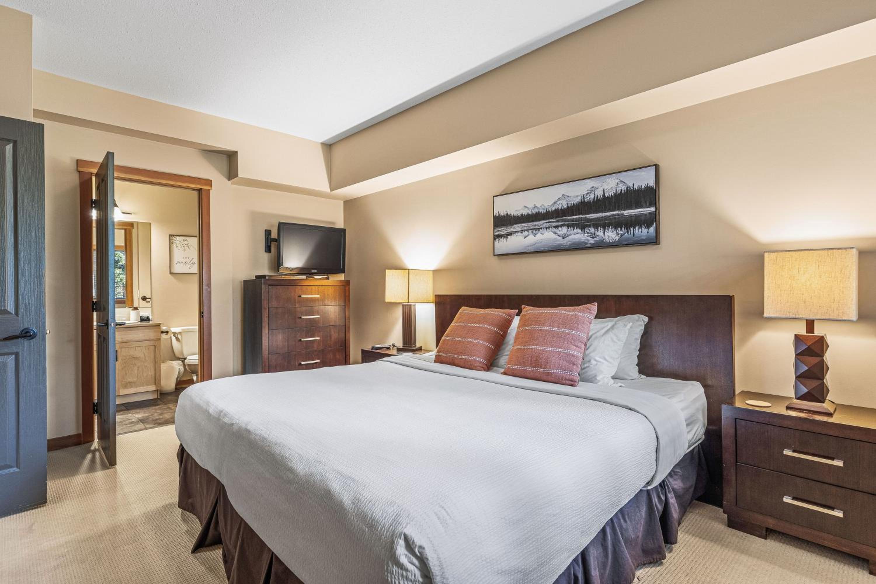 Spacious King Bed with Pool & Hot Tubs