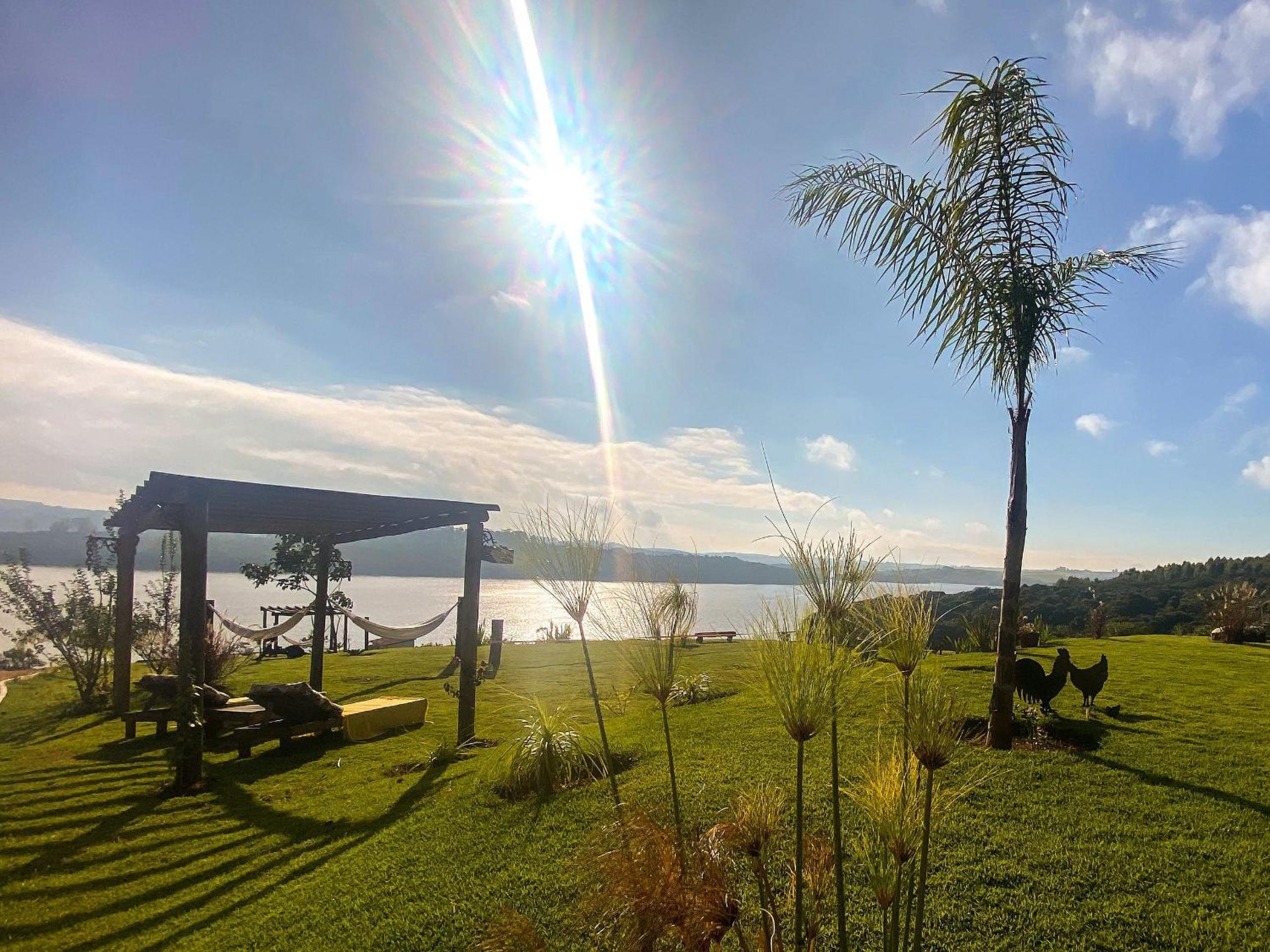 Casa em ponto turístico de Carrancas, com PISCINA, VISTA de Cinema, 3 Suítes, cozinha EQUIPADA, NATUREZA exuberante, acesso à represa