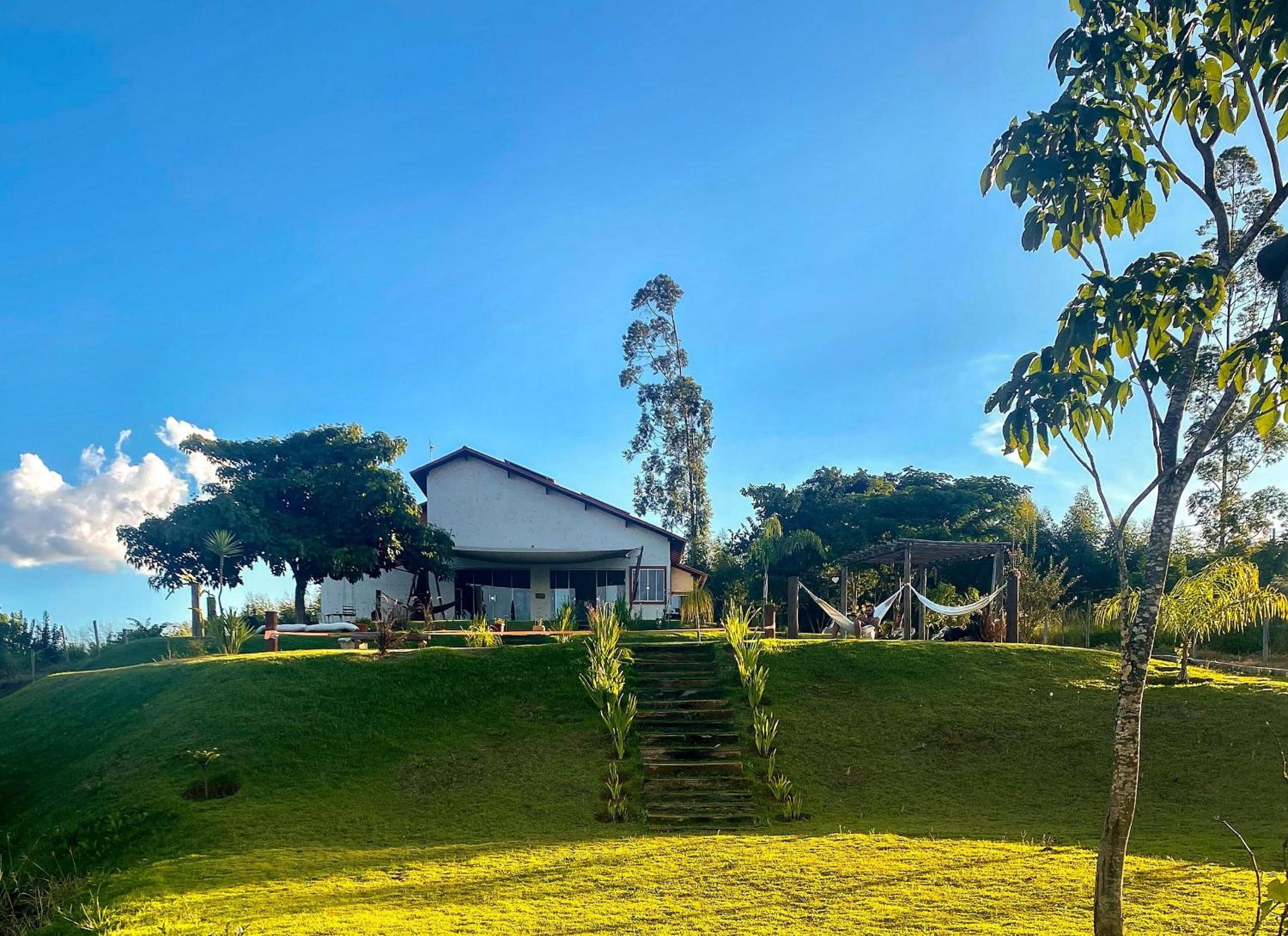 Casa em ponto turístico de Carrancas, com PISCINA, VISTA de Cinema, 3 Suítes, cozinha EQUIPADA, NATUREZA exuberante, acesso à represa