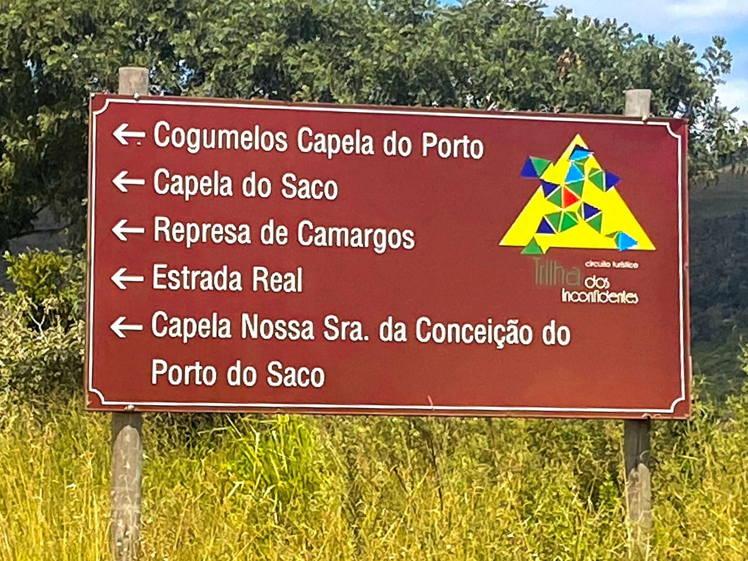 Casa em ponto turístico de Carrancas, com PISCINA, VISTA de Cinema, 3 Suítes, cozinha EQUIPADA, NATUREZA exuberante, acesso à represa