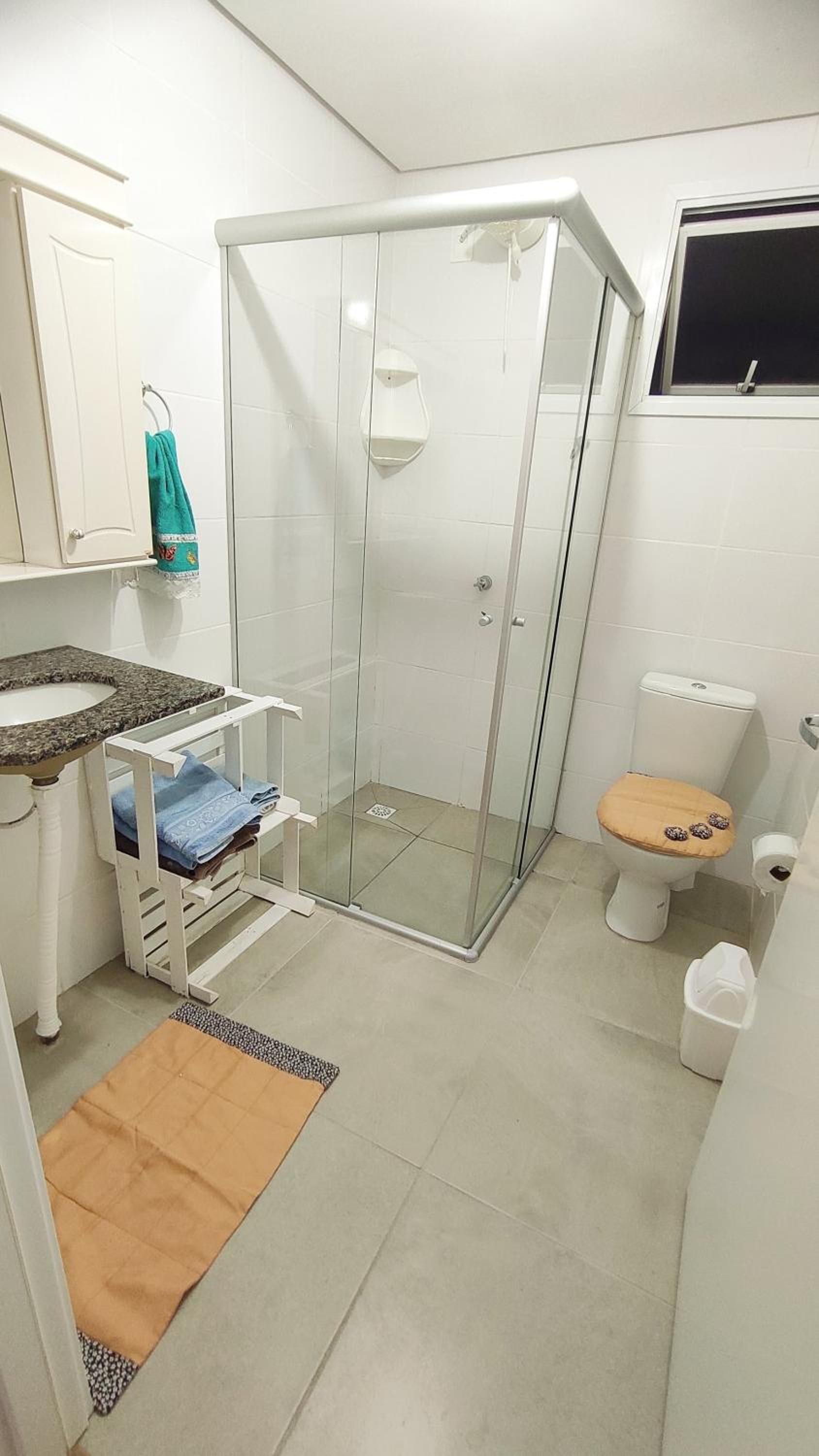 Ap de 2 quartos com AR, wifi e garagem - Bairro tranquilo
