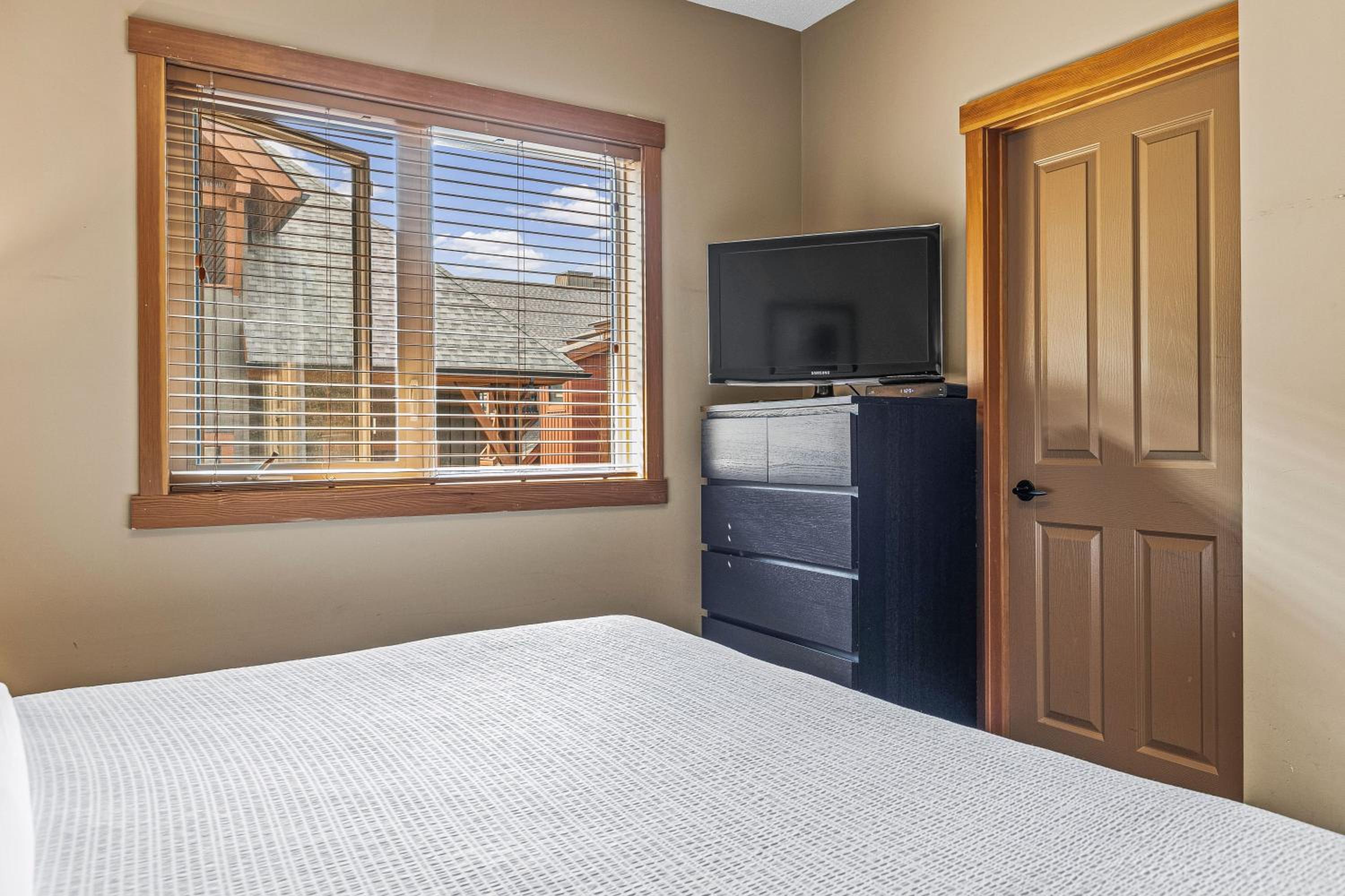 King Bed - Top Floor Grizzly