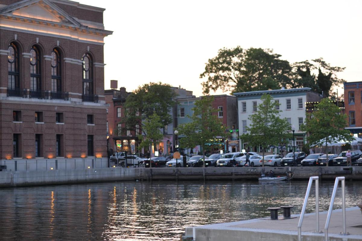 Pristine Townhouse With Rooftop Deck Near Canton!