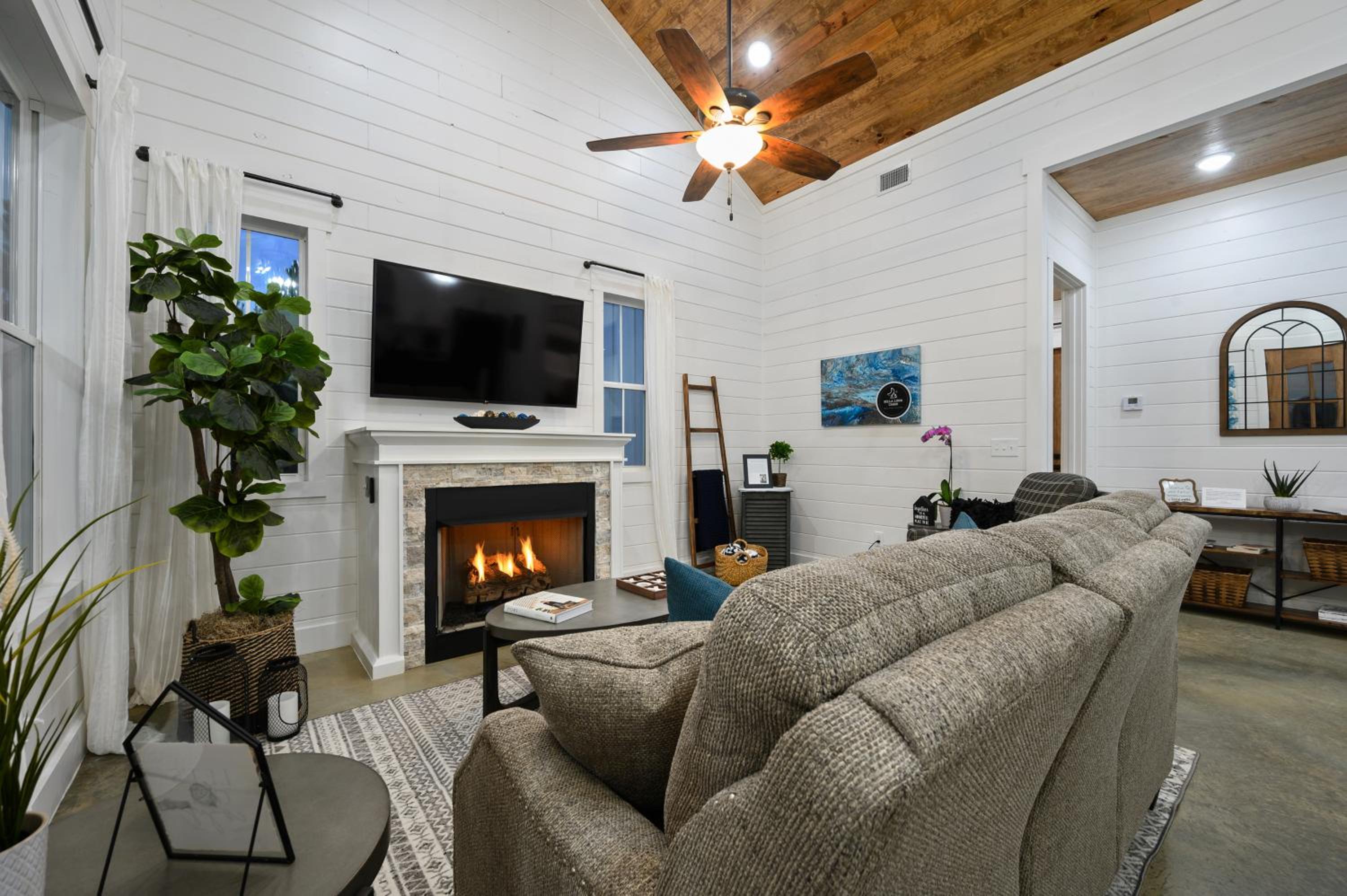 Bella Luna Cabin - Cozy Farmhouse Cabin, Private Deck, Swing Set, Fire Pit, Hot Tub view 4
