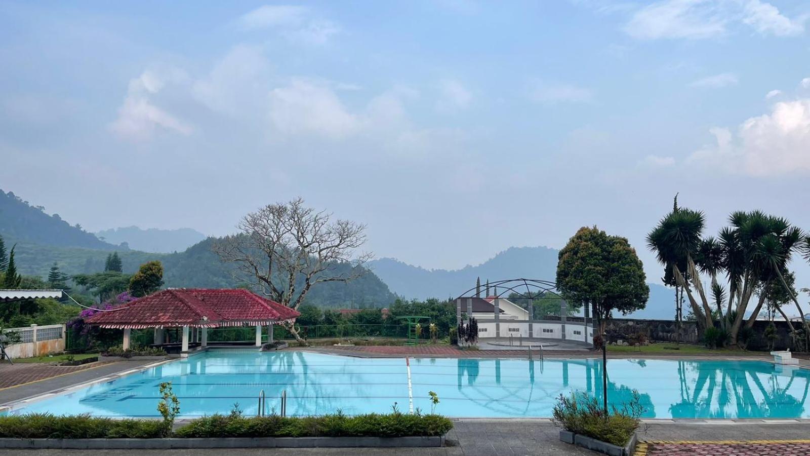 Green Hill Resort Kemuning view 3