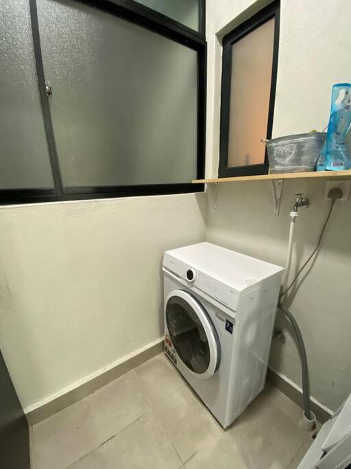 Netflix,Sauna,Jacuzzi,Karoke,Cat Friendly