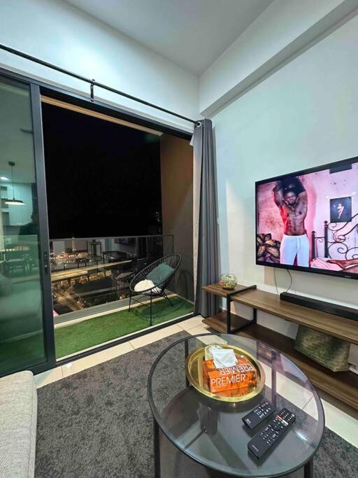 Netflix,Sauna,Jacuzzi,Karoke,Cat Friendly