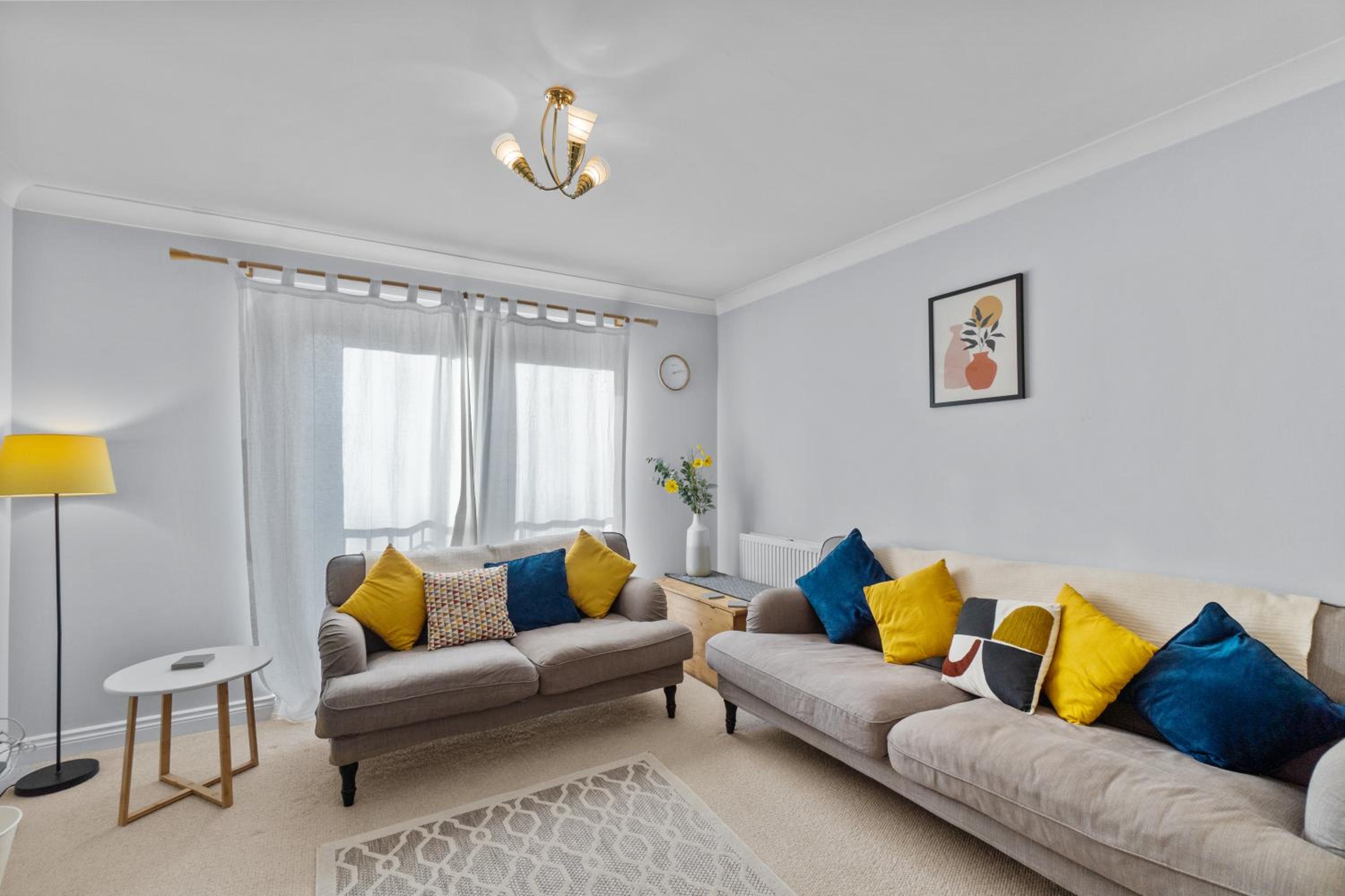 Bright & Spacious 3 Bedroom Home in Central Exeter view 2