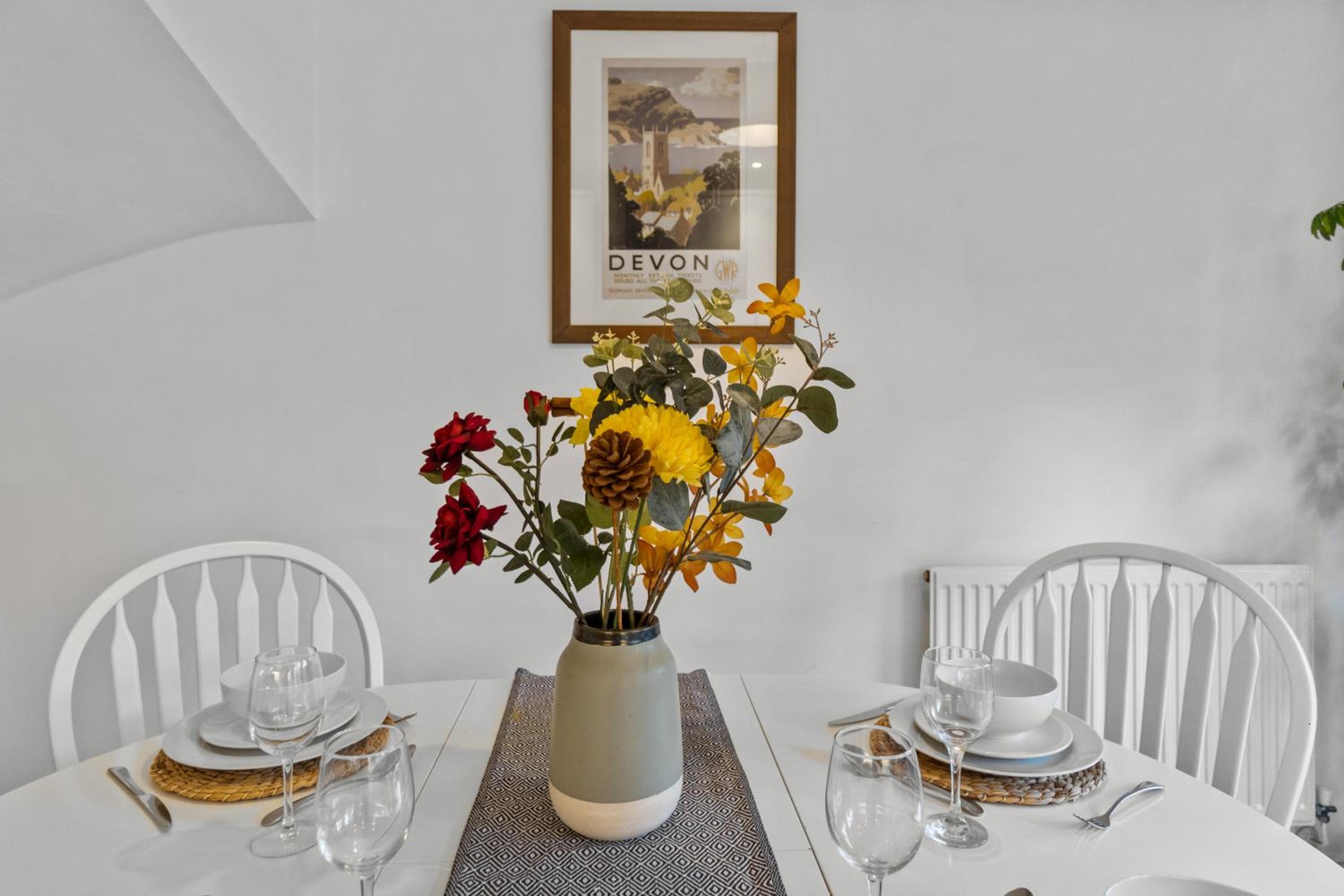 Bright & Spacious 3 Bedroom Home in Central Exeter view 4