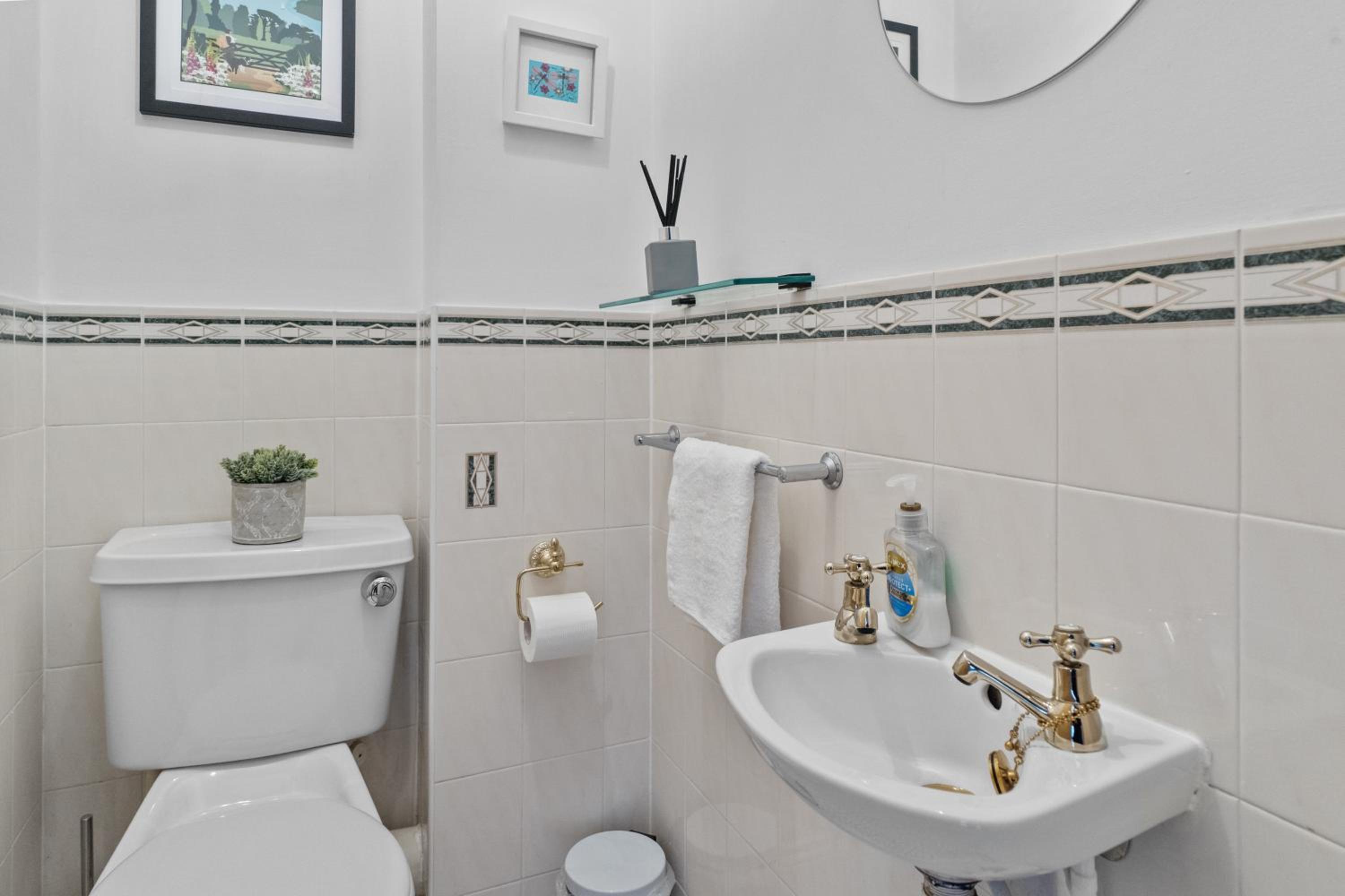 Bright & Spacious 3 Bedroom Home in Central Exeter view 5