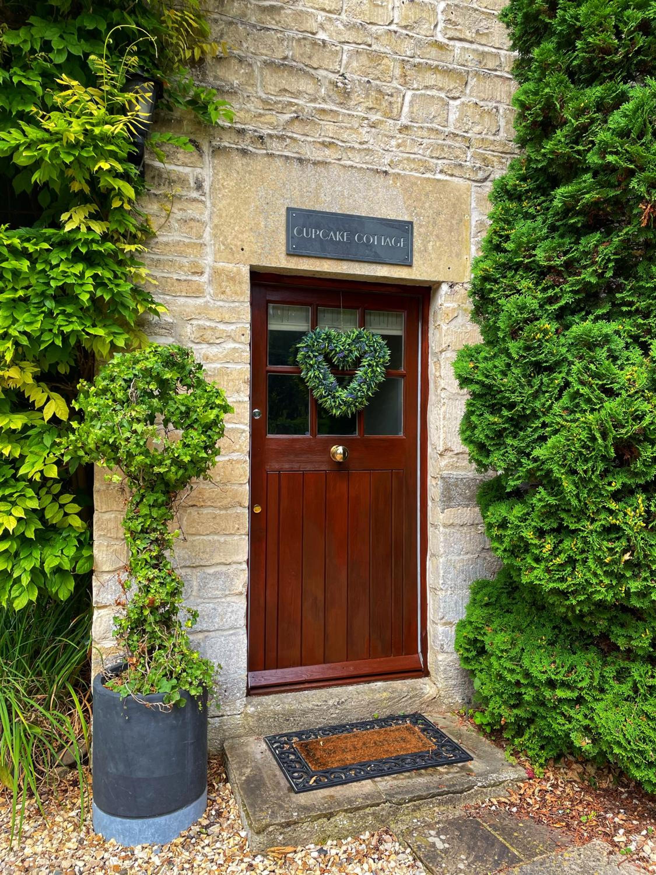 Cupcake Cottage: Quintessential Cotswold Cottage
