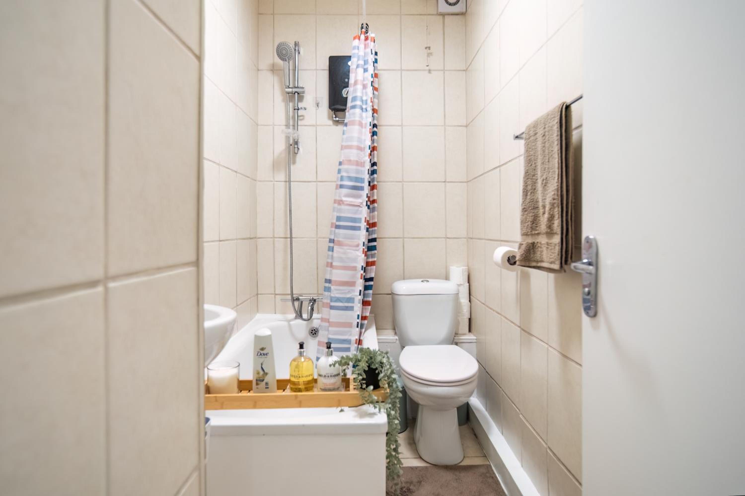 Funky Trendy 3 Bed 3 Bath with Patio in Dalston