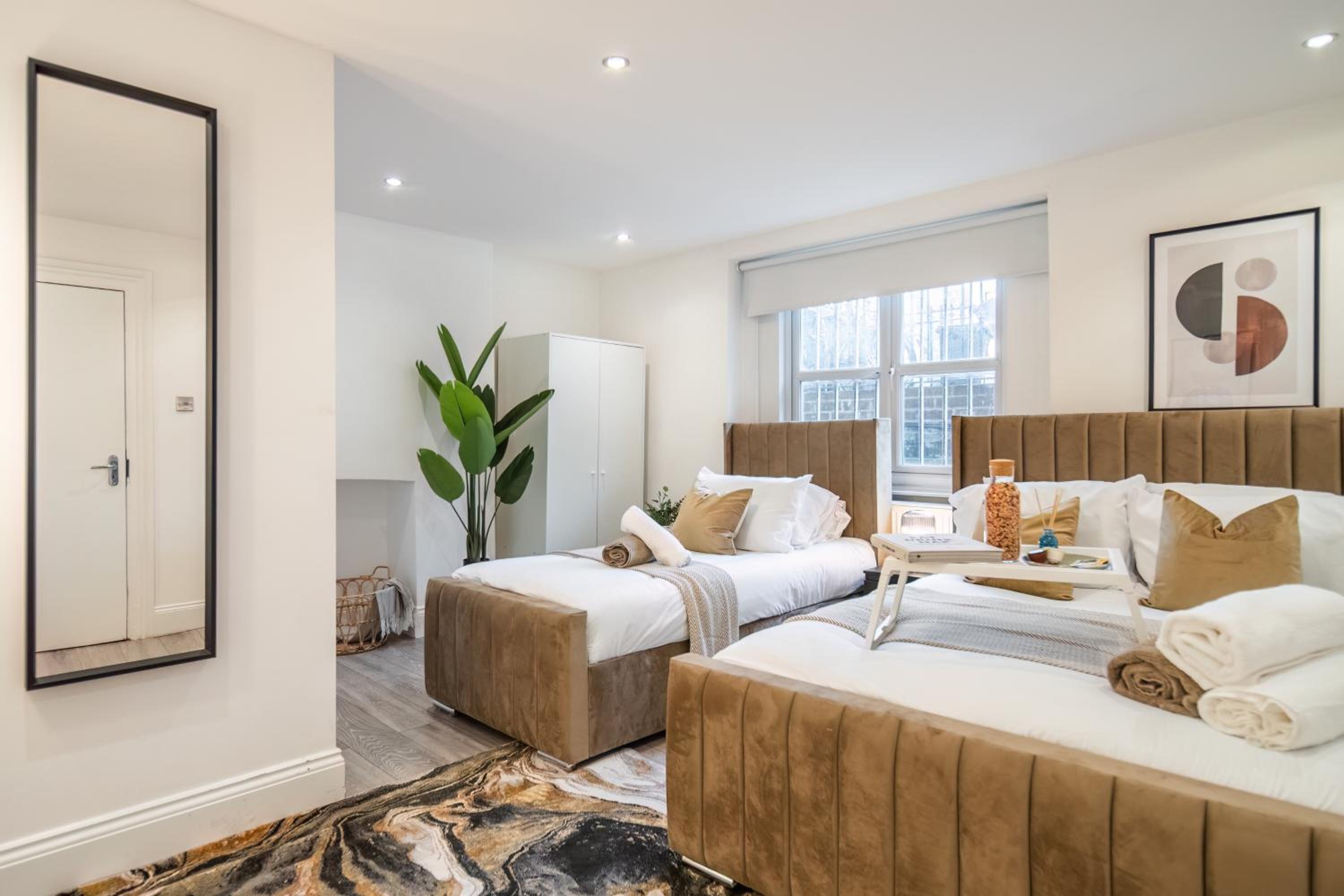 Funky Trendy 3 Bed 3 Bath with Patio in Dalston