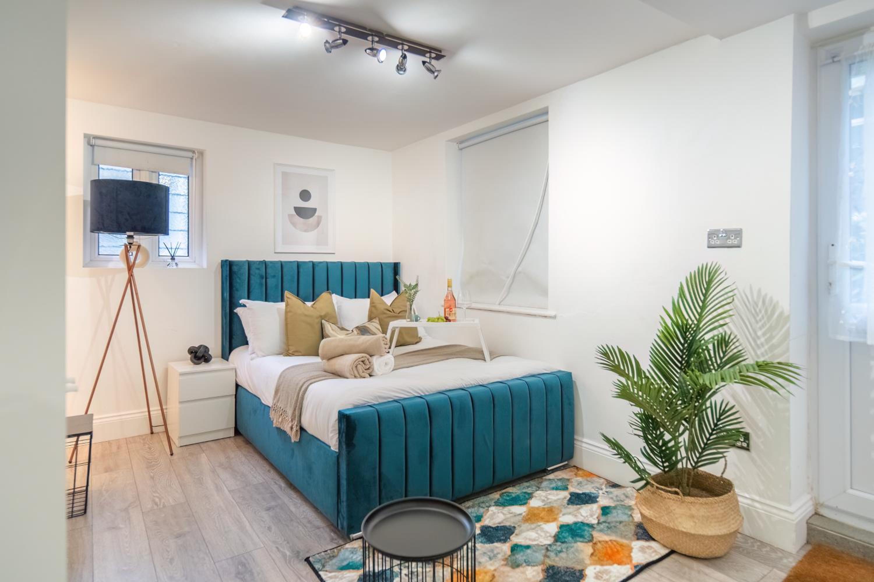 Funky Trendy 3 Bed 3 Bath with Patio in Dalston