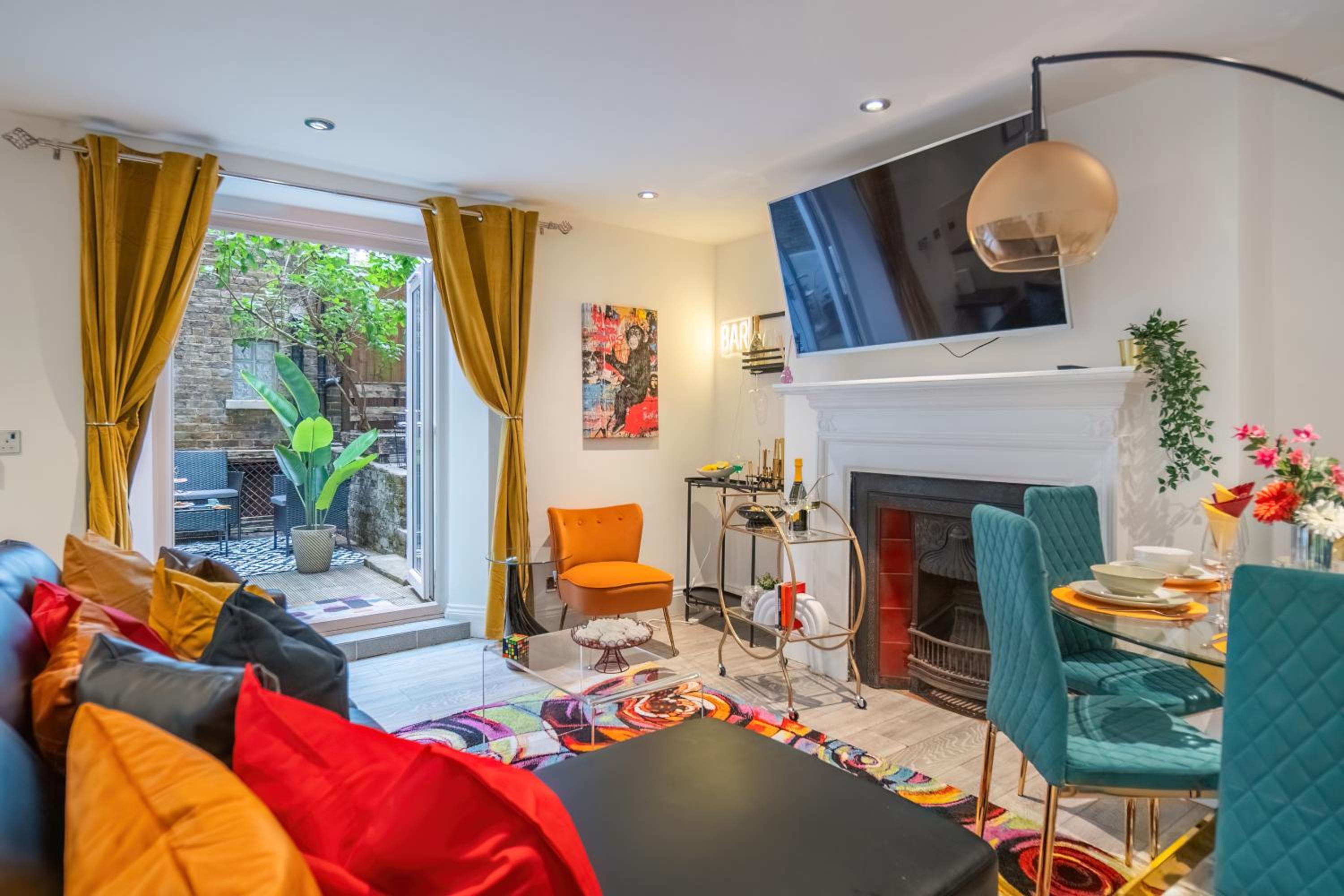 Funky Trendy 3 Bed 3 Bath with Patio in Dalston