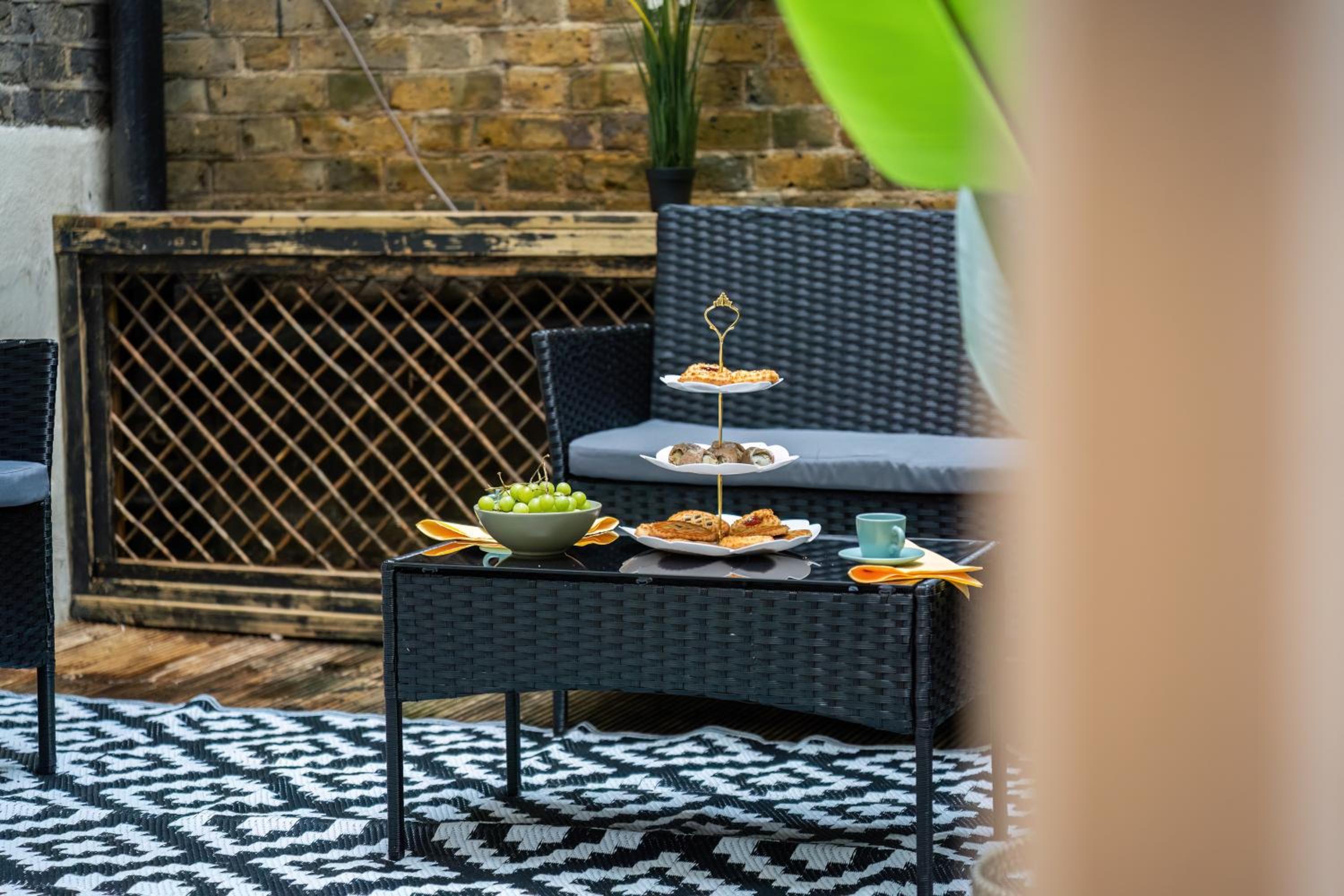 Funky Trendy 3 Bed 3 Bath with Patio in Dalston