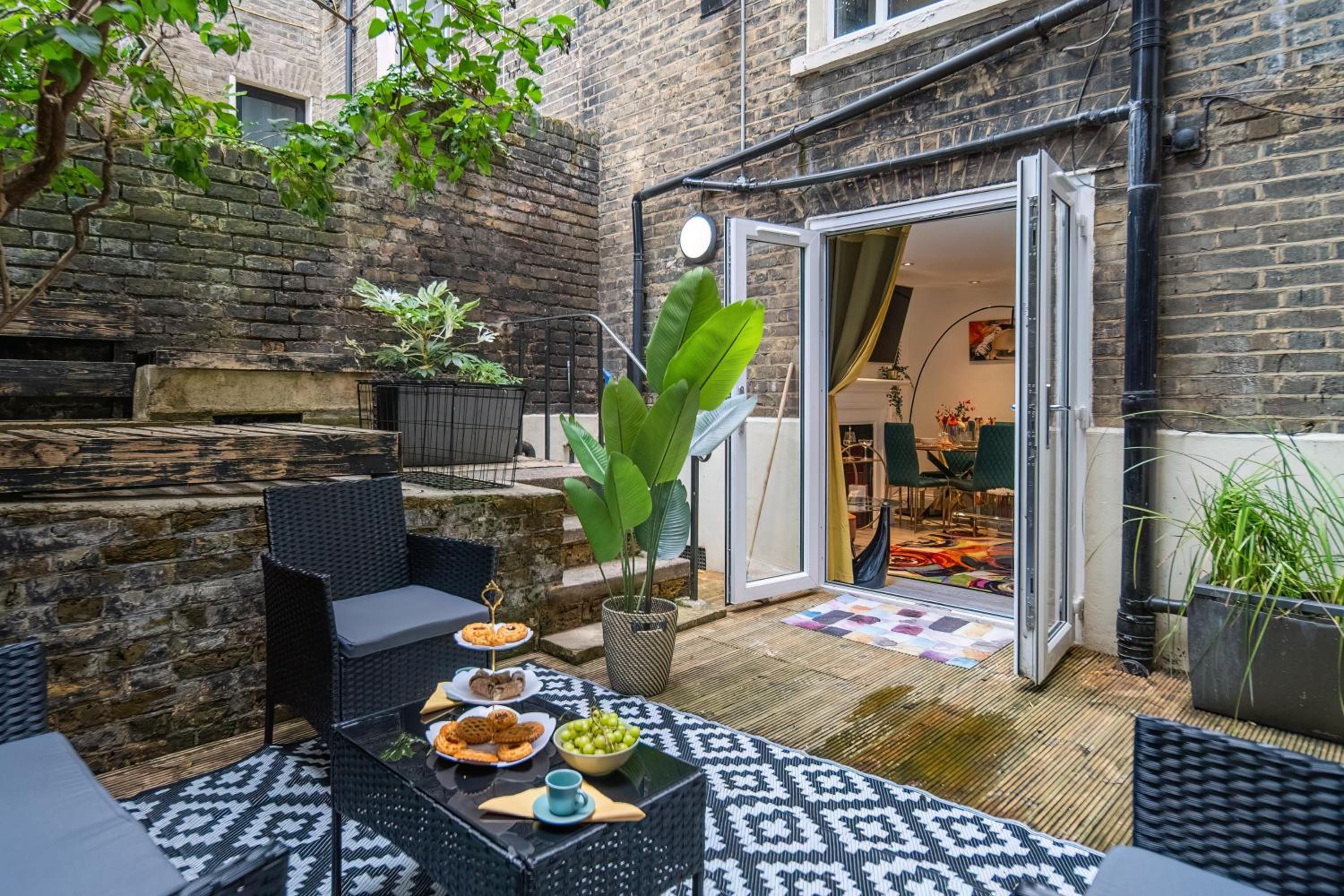 Funky Trendy 3 Bed 3 Bath with Patio in Dalston