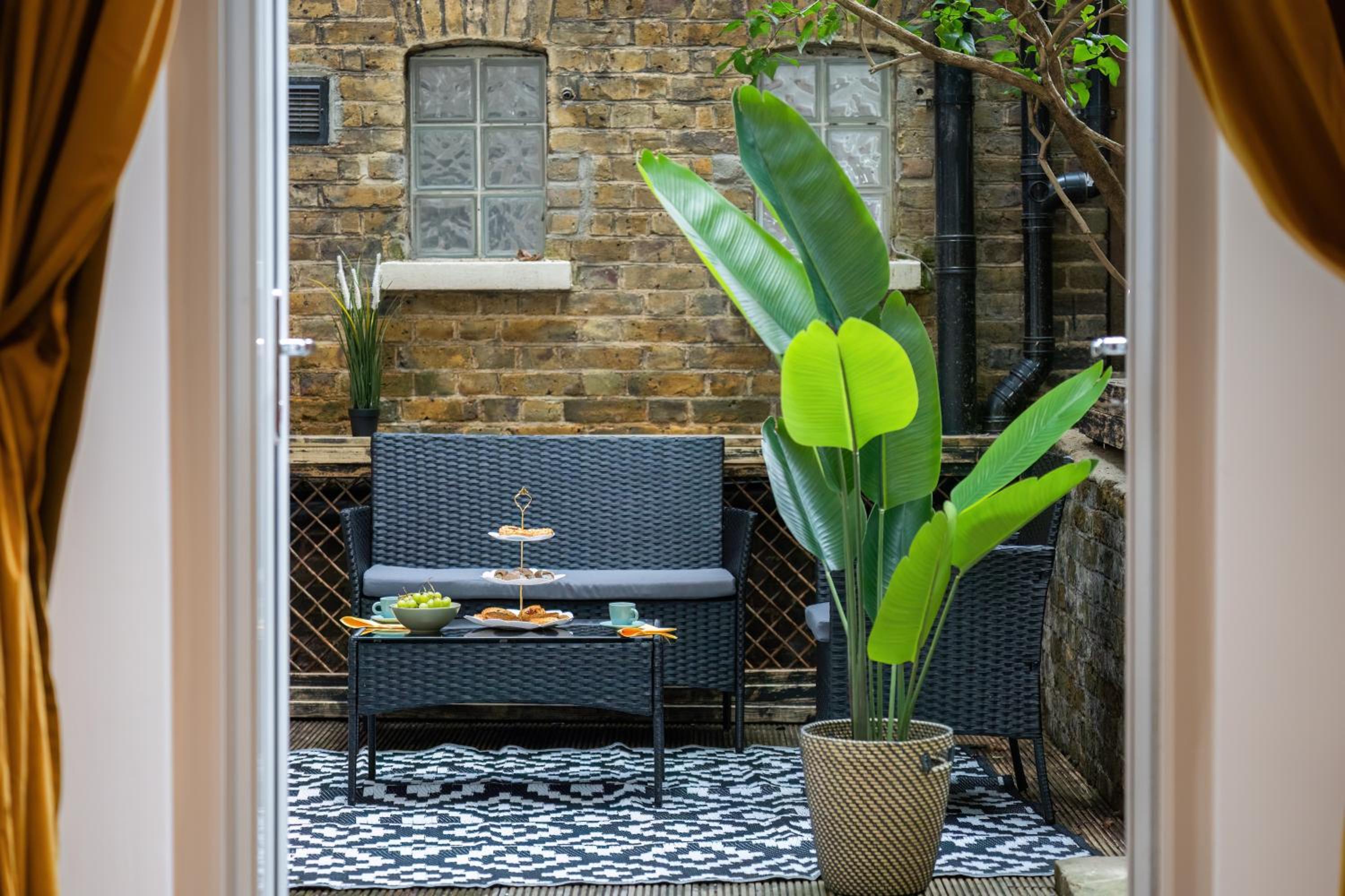 Funky Trendy 3 Bed 3 Bath with Patio in Dalston