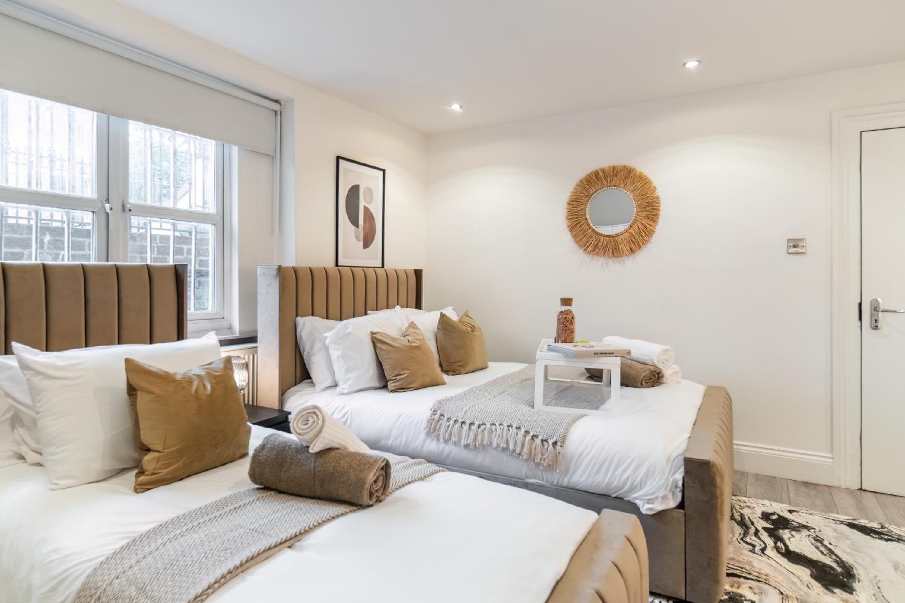 Funky Trendy 3 Bed 3 Bath with Patio in Dalston