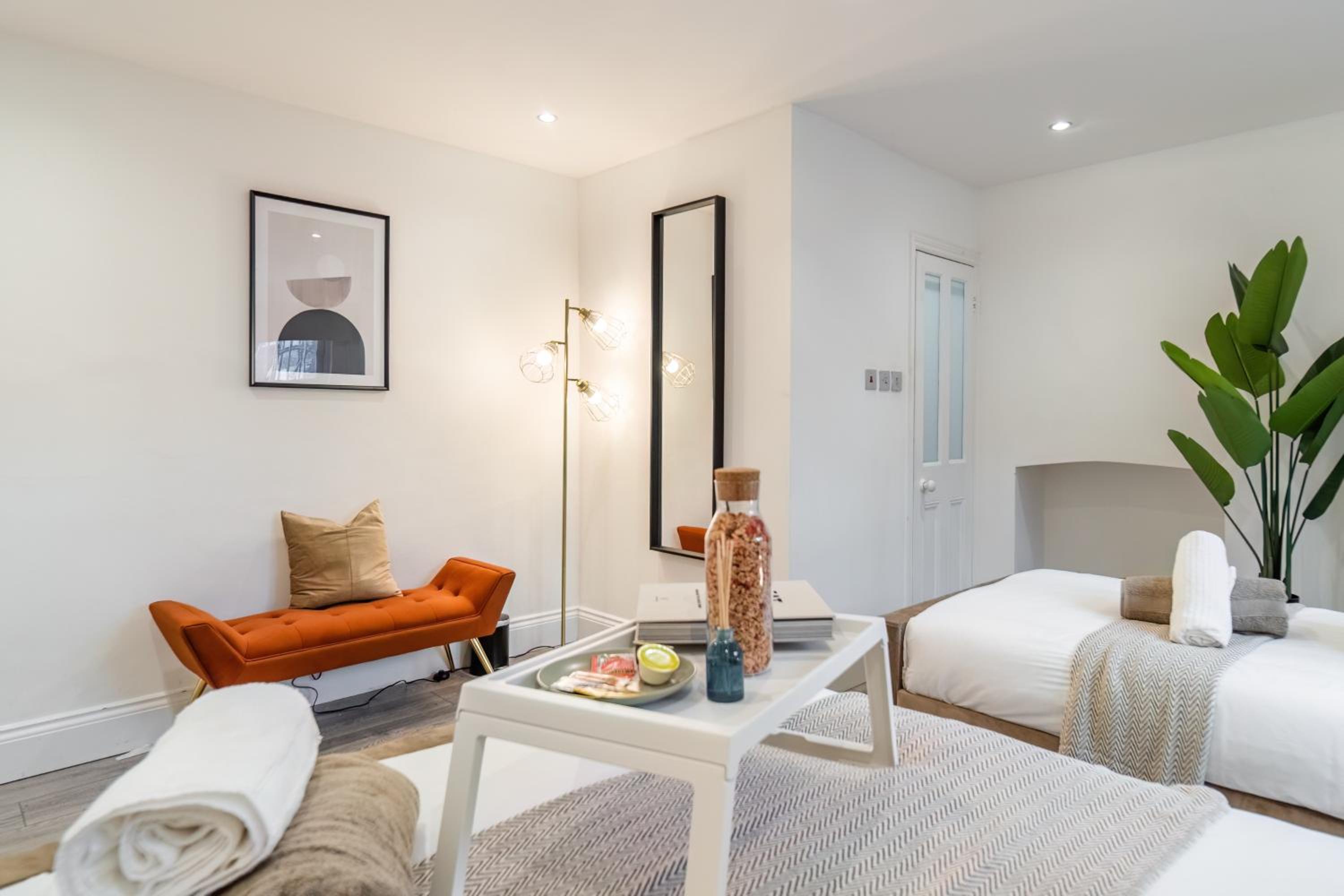 Funky Trendy 3 Bed 3 Bath with Patio in Dalston
