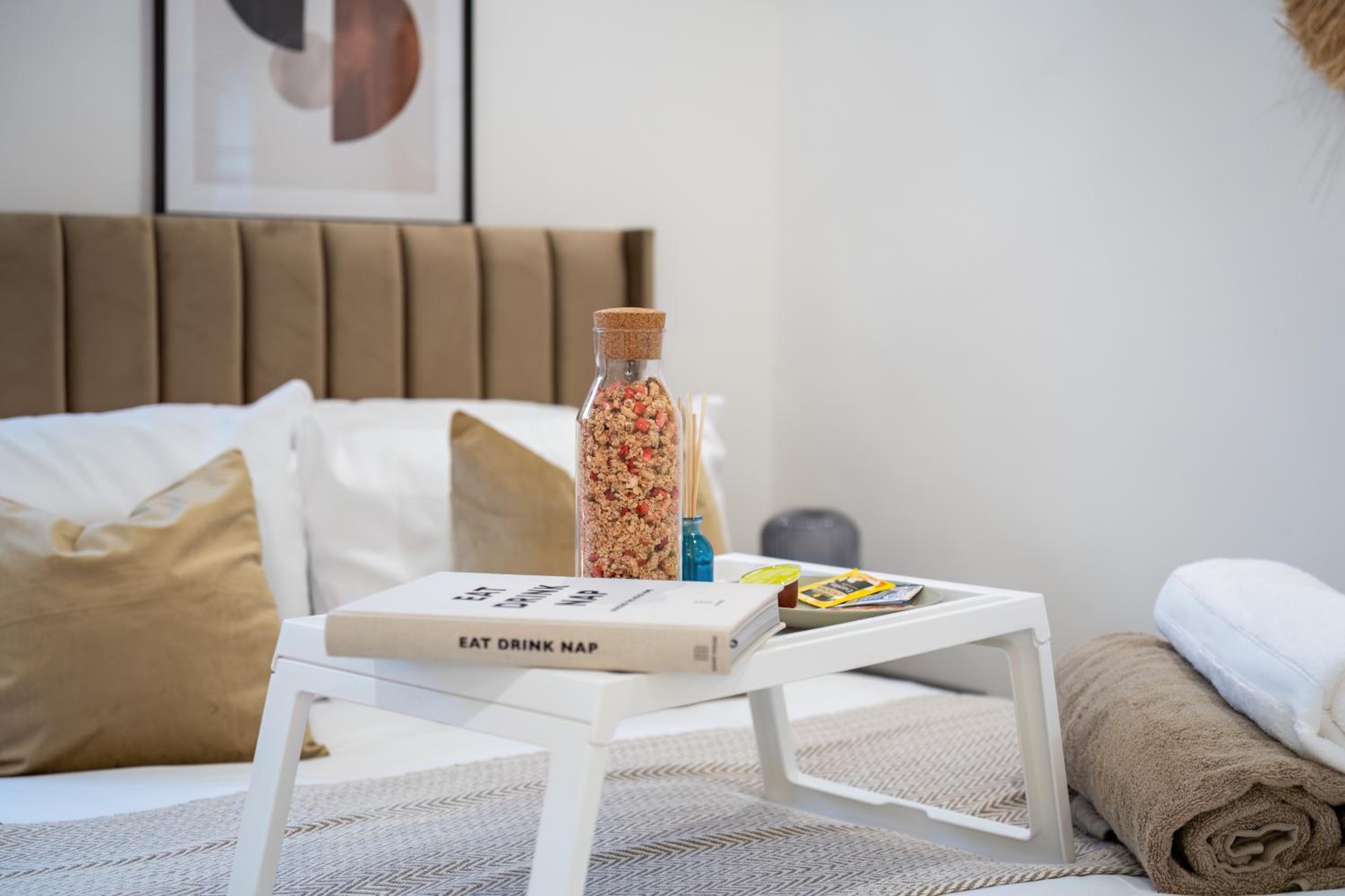 Funky Trendy 3 Bed 3 Bath with Patio in Dalston