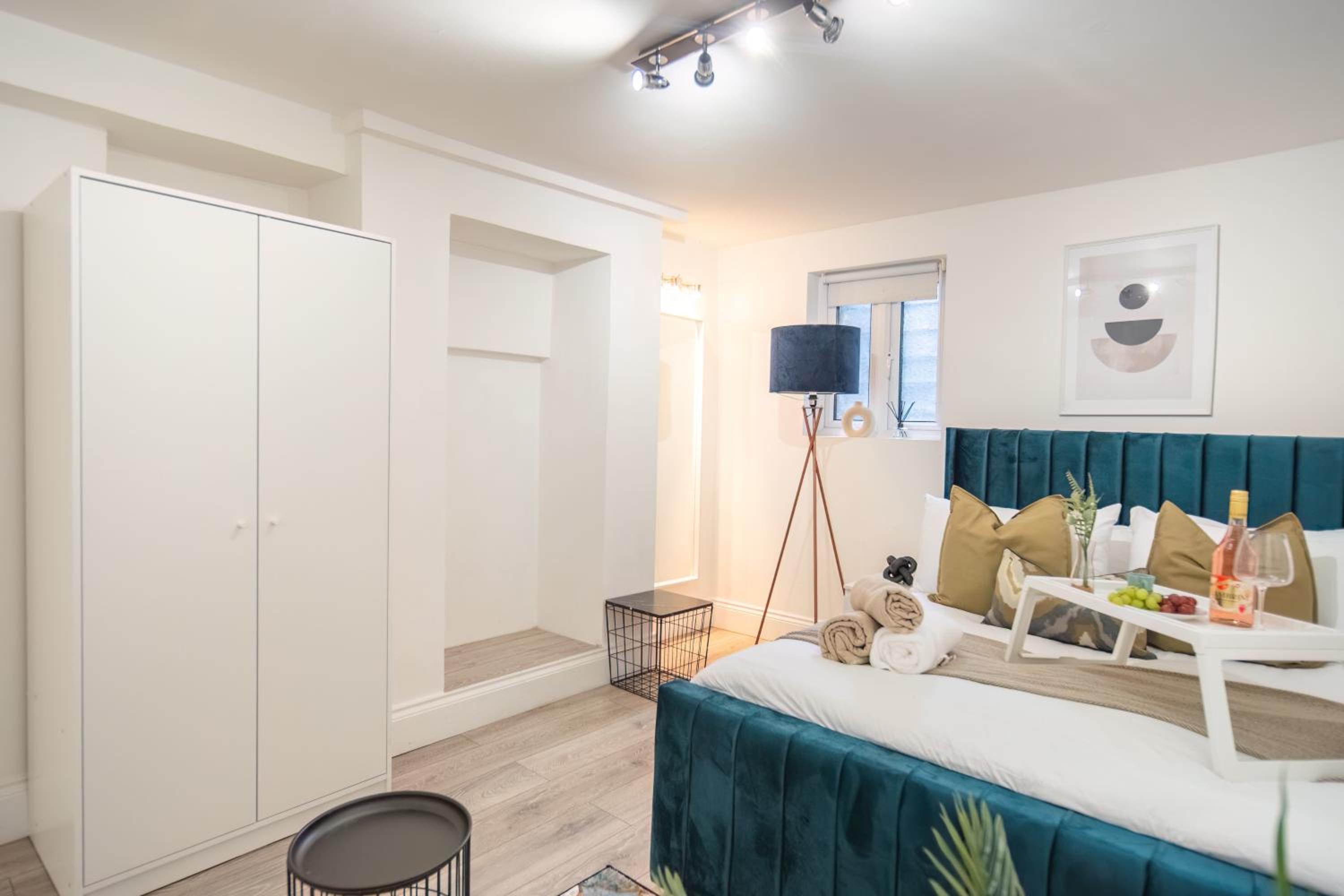 Funky Trendy 3 Bed 3 Bath with Patio in Dalston