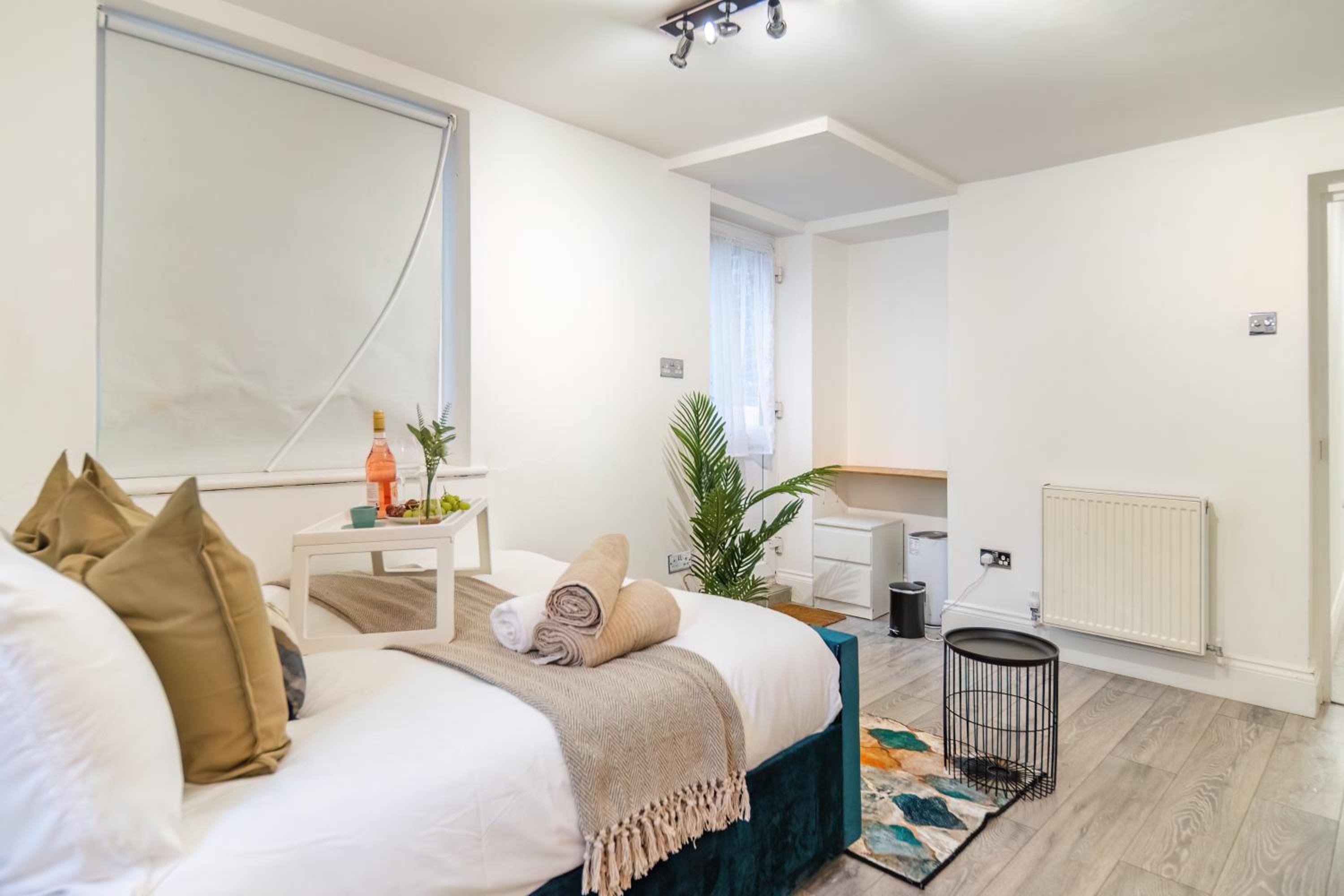 Funky Trendy 3 Bed 3 Bath with Patio in Dalston