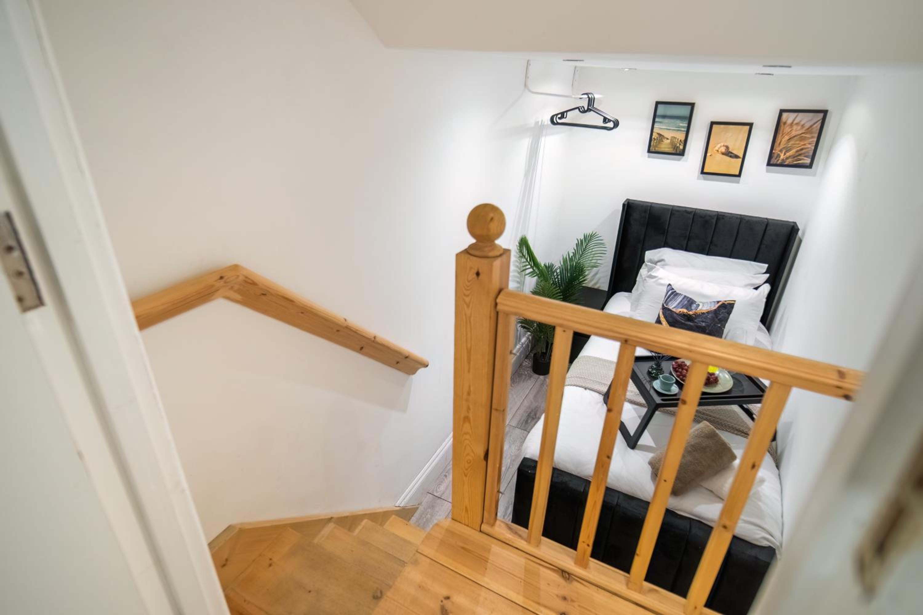 Funky Trendy 3 Bed 3 Bath with Patio in Dalston