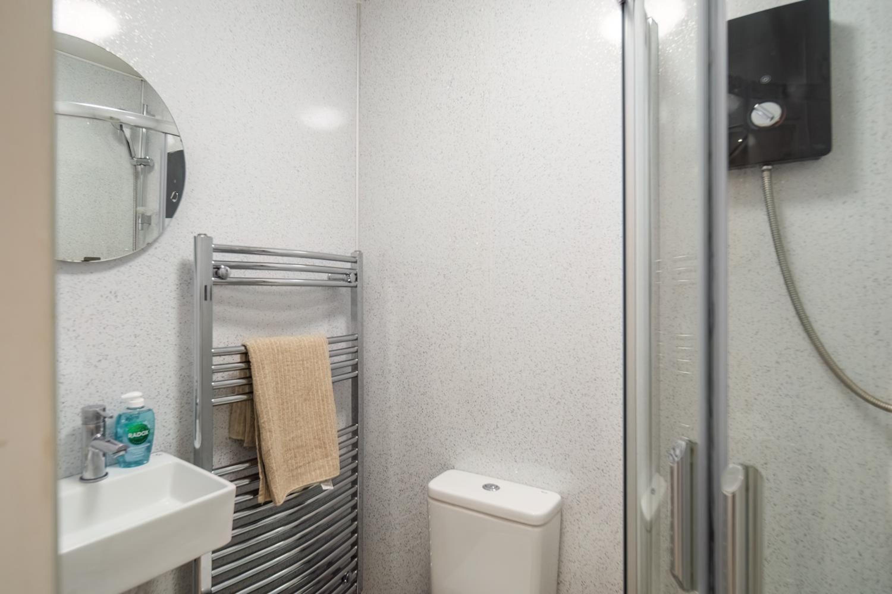 Funky Trendy 3 Bed 3 Bath with Patio in Dalston