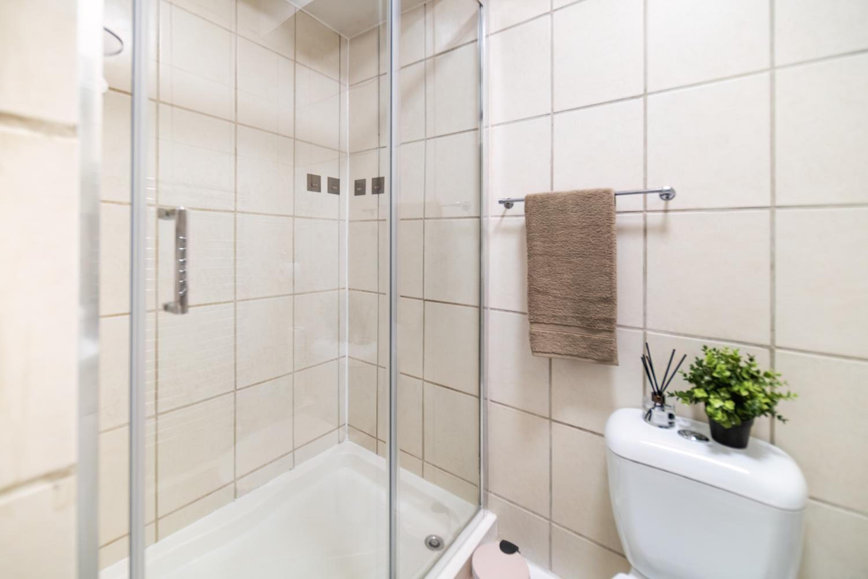 Funky Trendy 3 Bed 3 Bath with Patio in Dalston