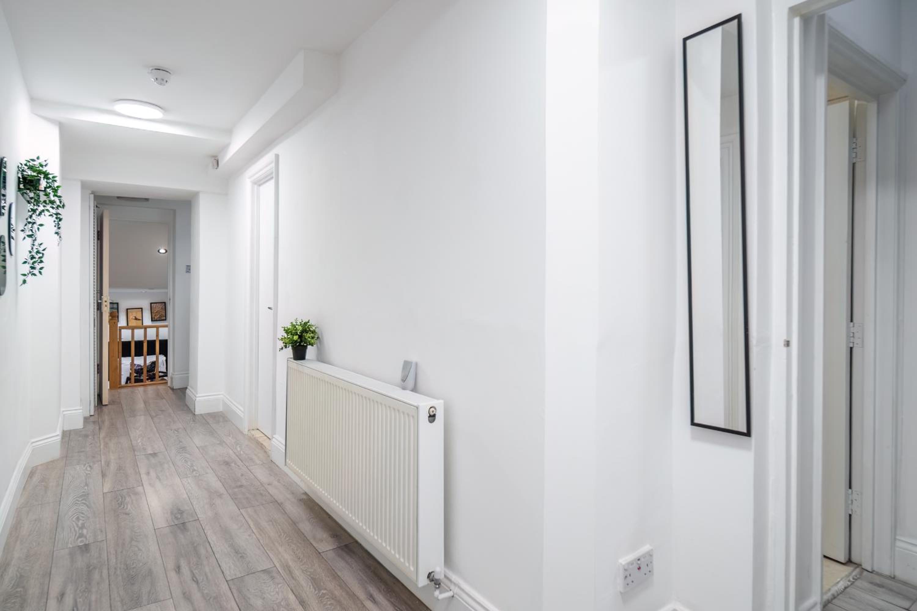 Funky Trendy 3 Bed 3 Bath with Patio in Dalston