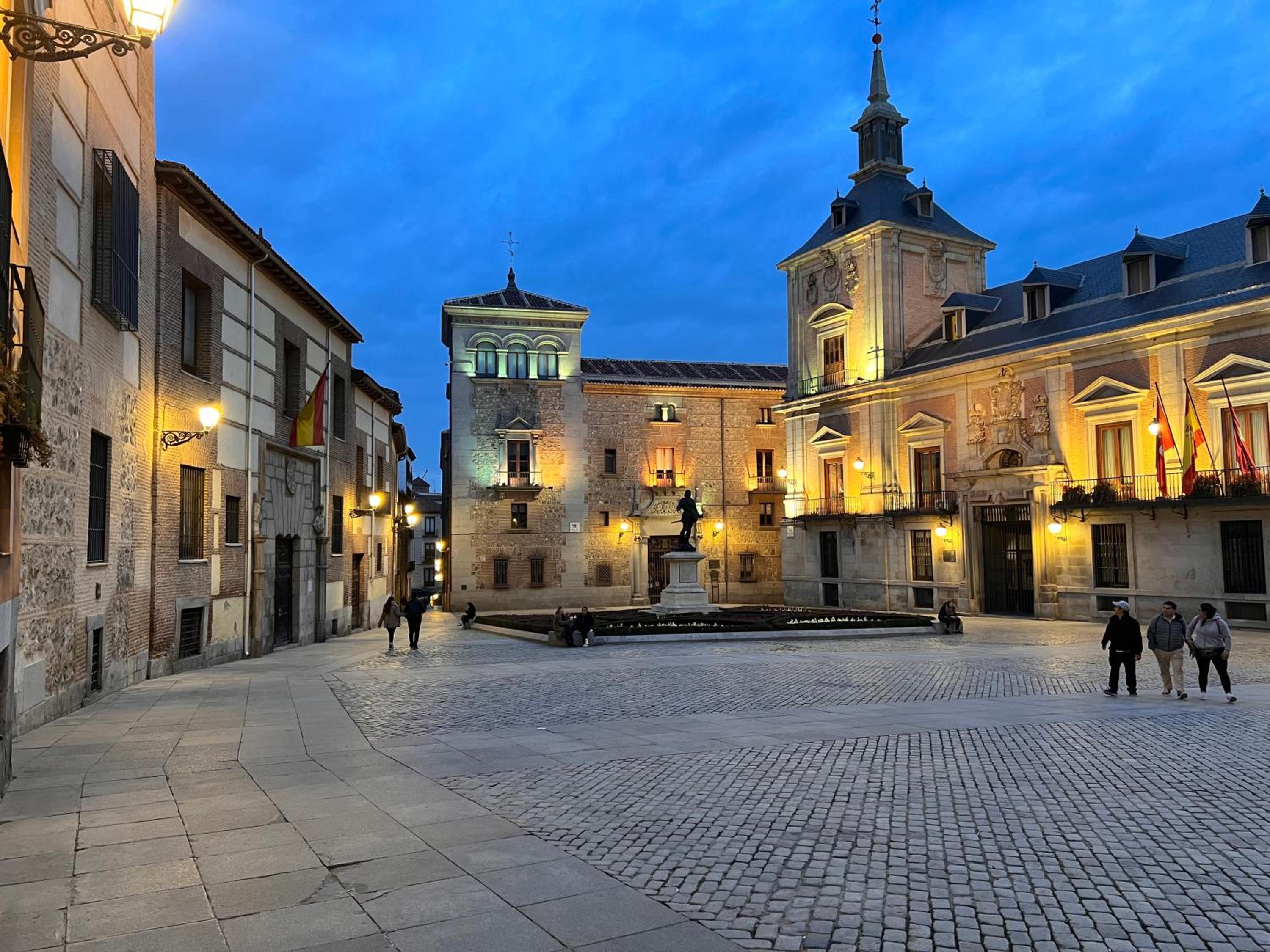 Apartment in monumental square Madrid Center