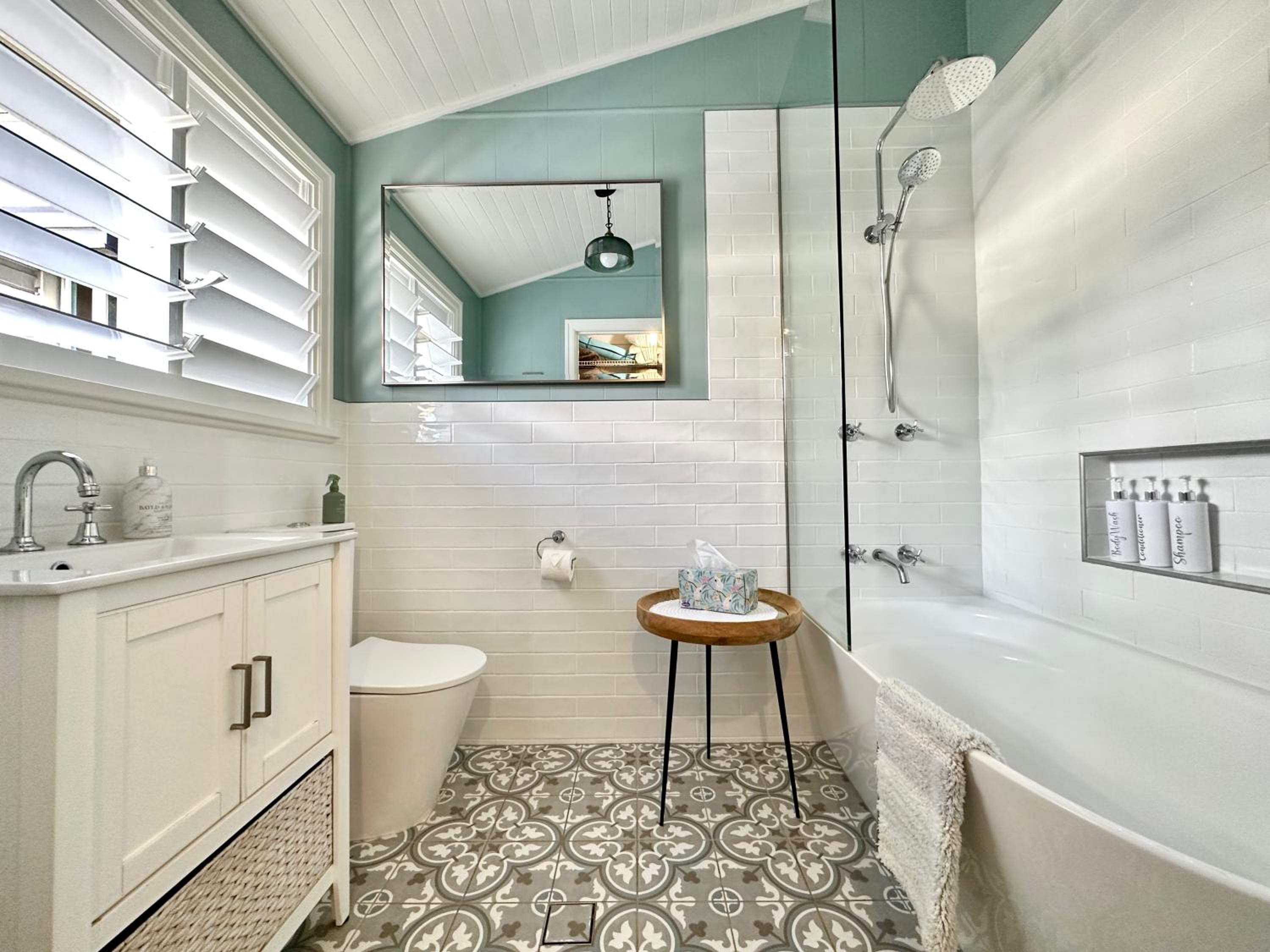 Sweet Creek Cottage, Palm Cove, 200m to Beach, Heated Pool, Pets