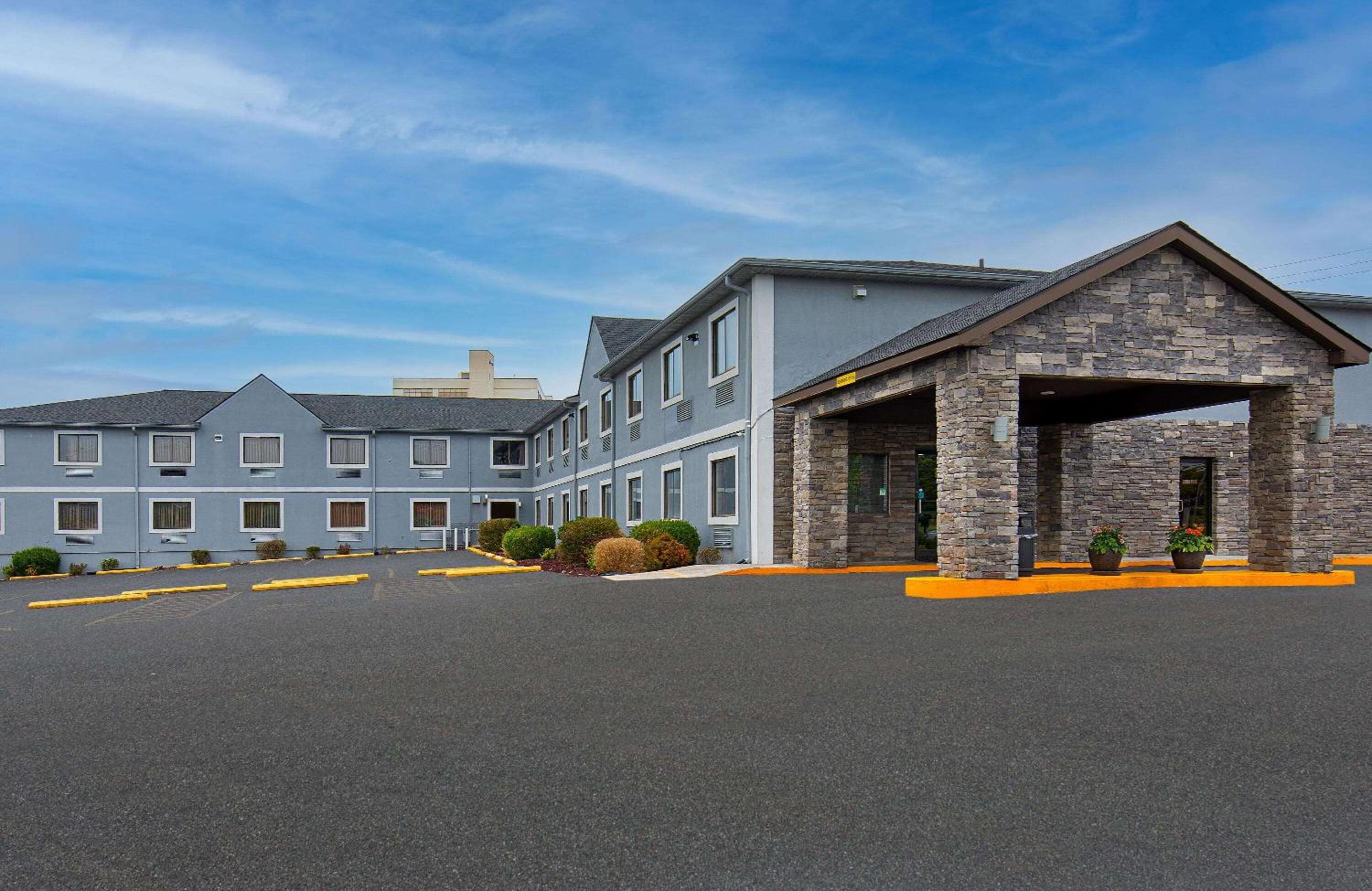 Super 8 by Wyndham Somerset view 2