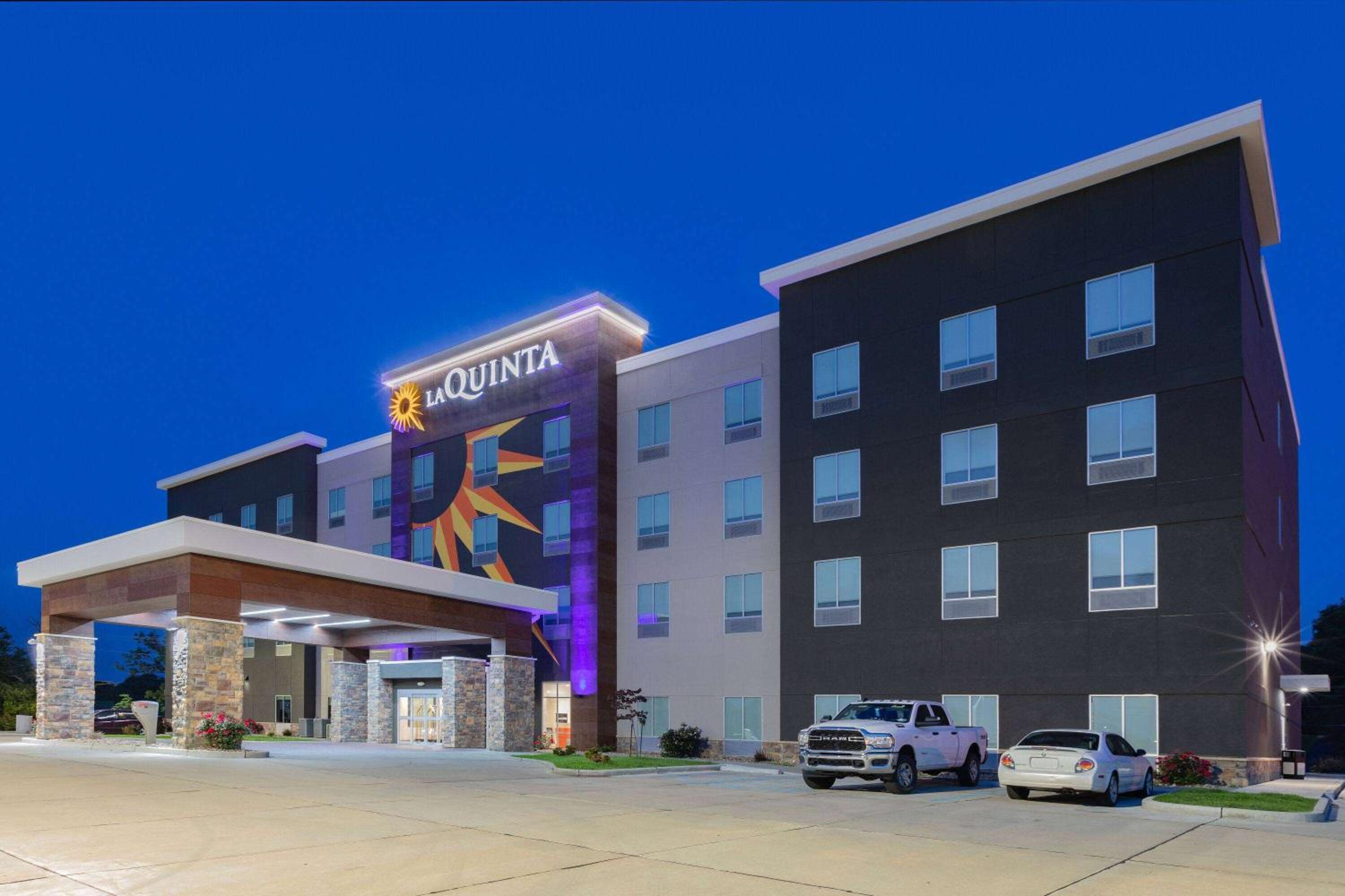Cape Girardeau Vacations - La Quinta Inn  Suites by Wyndham Jackson-Cape Girardeau - Property Image 3