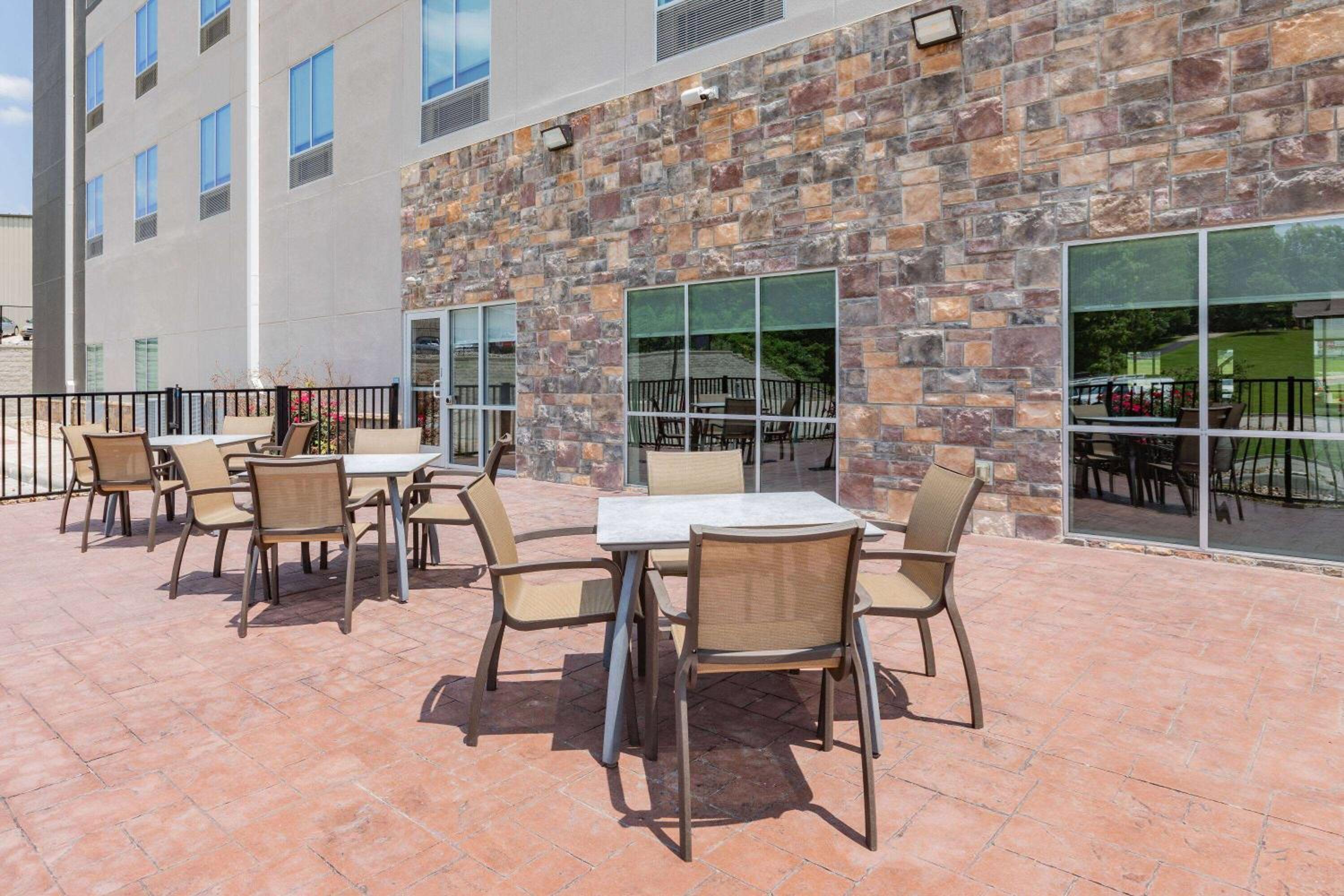 Jacksonville Vacations - La Quinta Inn  Suites by Wyndham Jackson-Cape Girardeau - Property Image 2