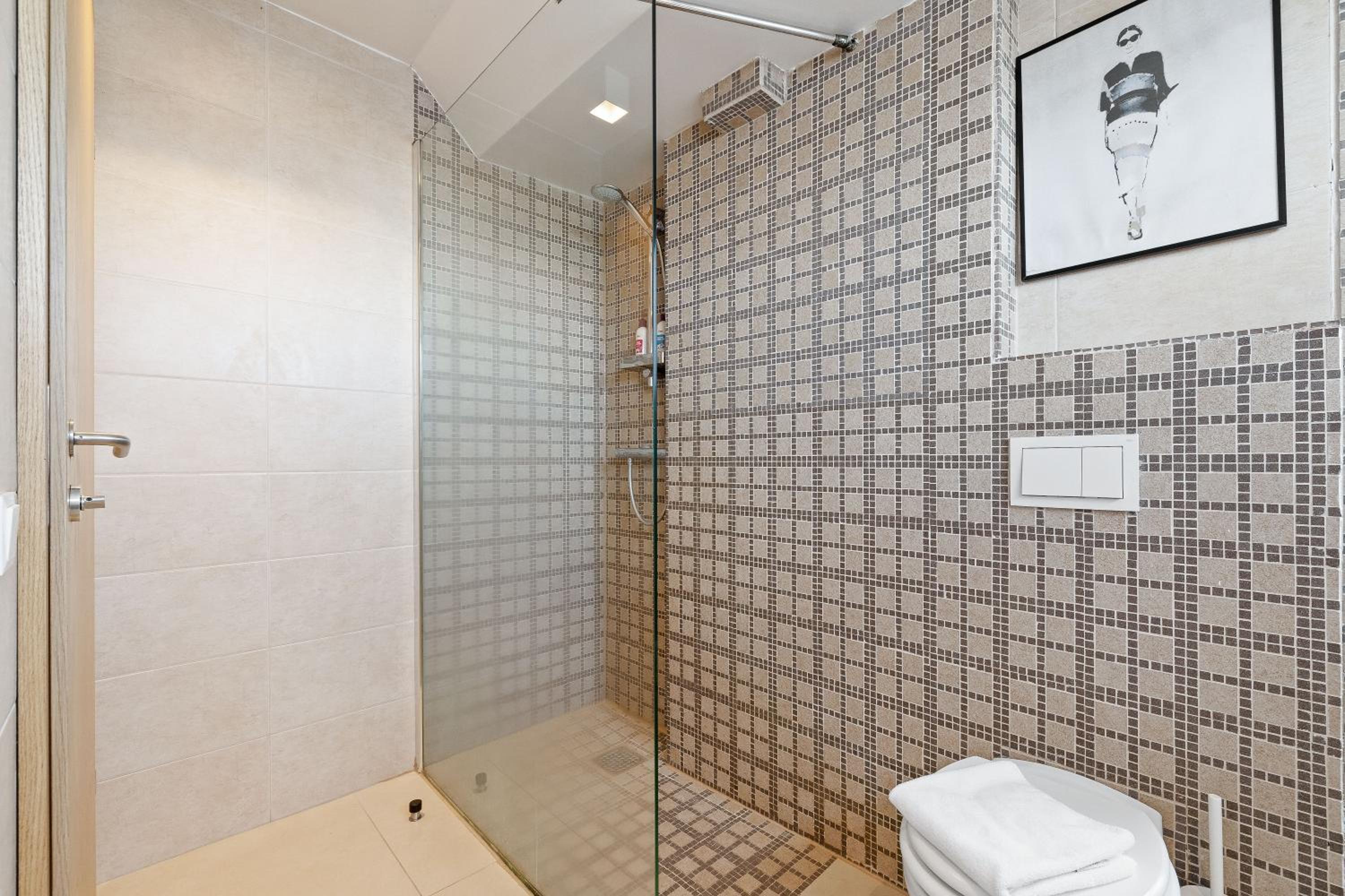 Prime Location Gem in the Heart of Reykjavík view 3