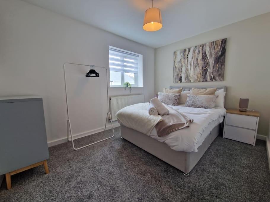 Charming 2 BedRoom Tredegar Gem. Sleeps 4 view 5