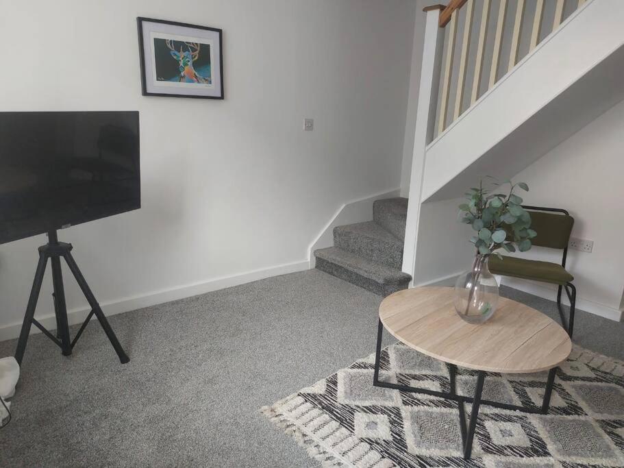 Charming 2 BedRoom Tredegar Gem. Sleeps 4 view 2
