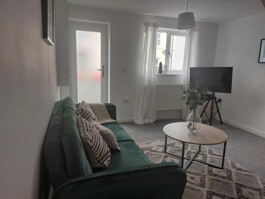 Charming 2 BedRoom Tredegar Gem. Sleeps 4 view 3